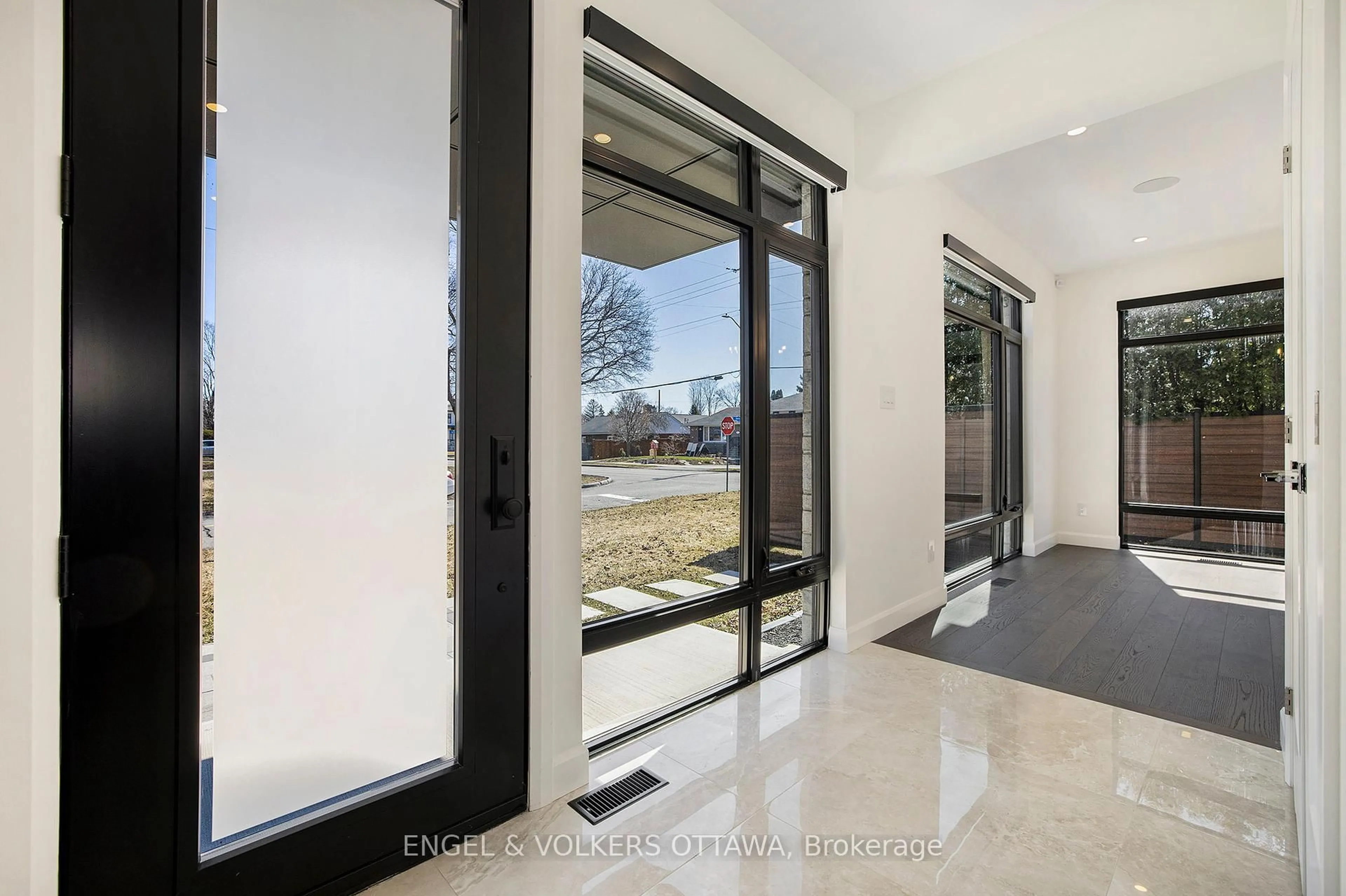 Indoor entryway for 888 Melwood Ave, Ottawa Ontario K2A 3C3