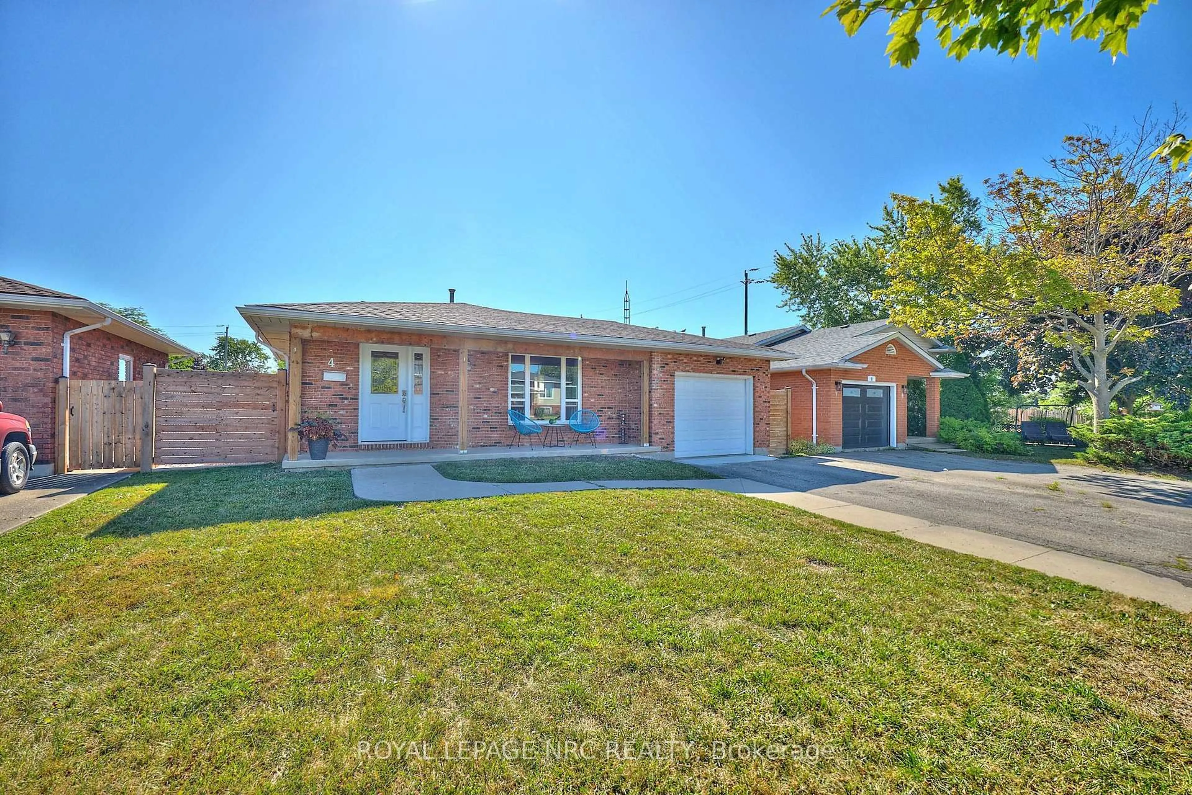 Home with brick exterior material, street for 4 Sentance Ave, Thorold Ontario L2V 4W9