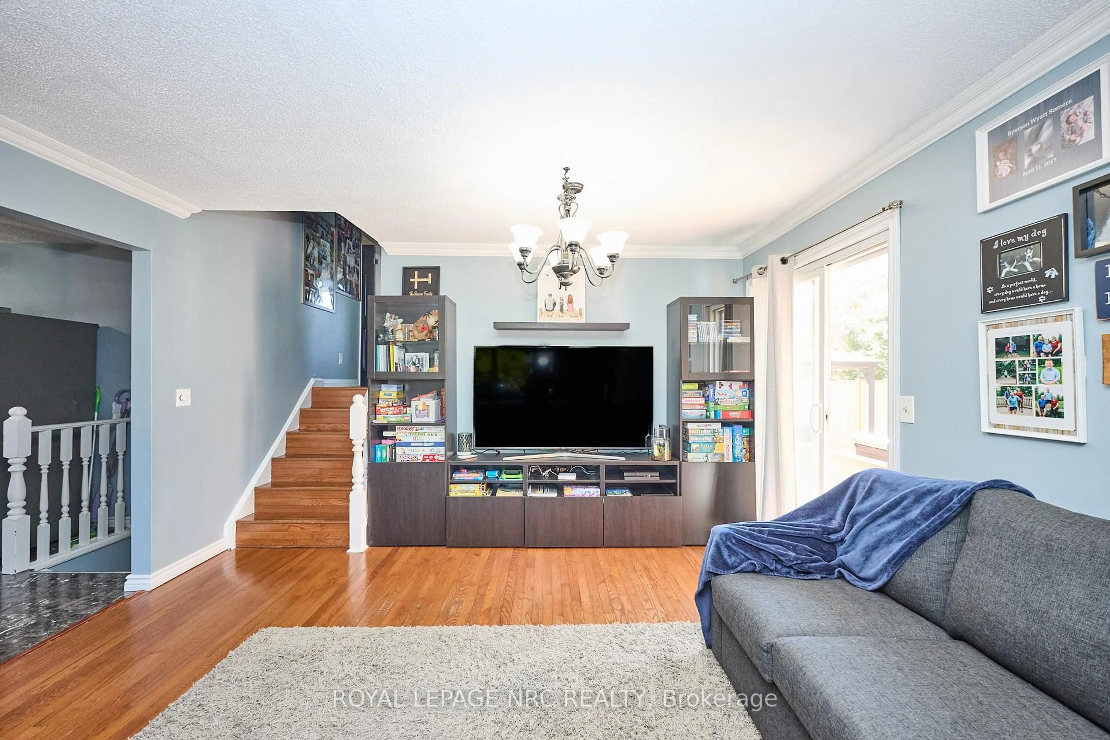 Living room with furniture, wood/laminate floor for 4 Sentance Ave, Thorold Ontario L2V 4W9