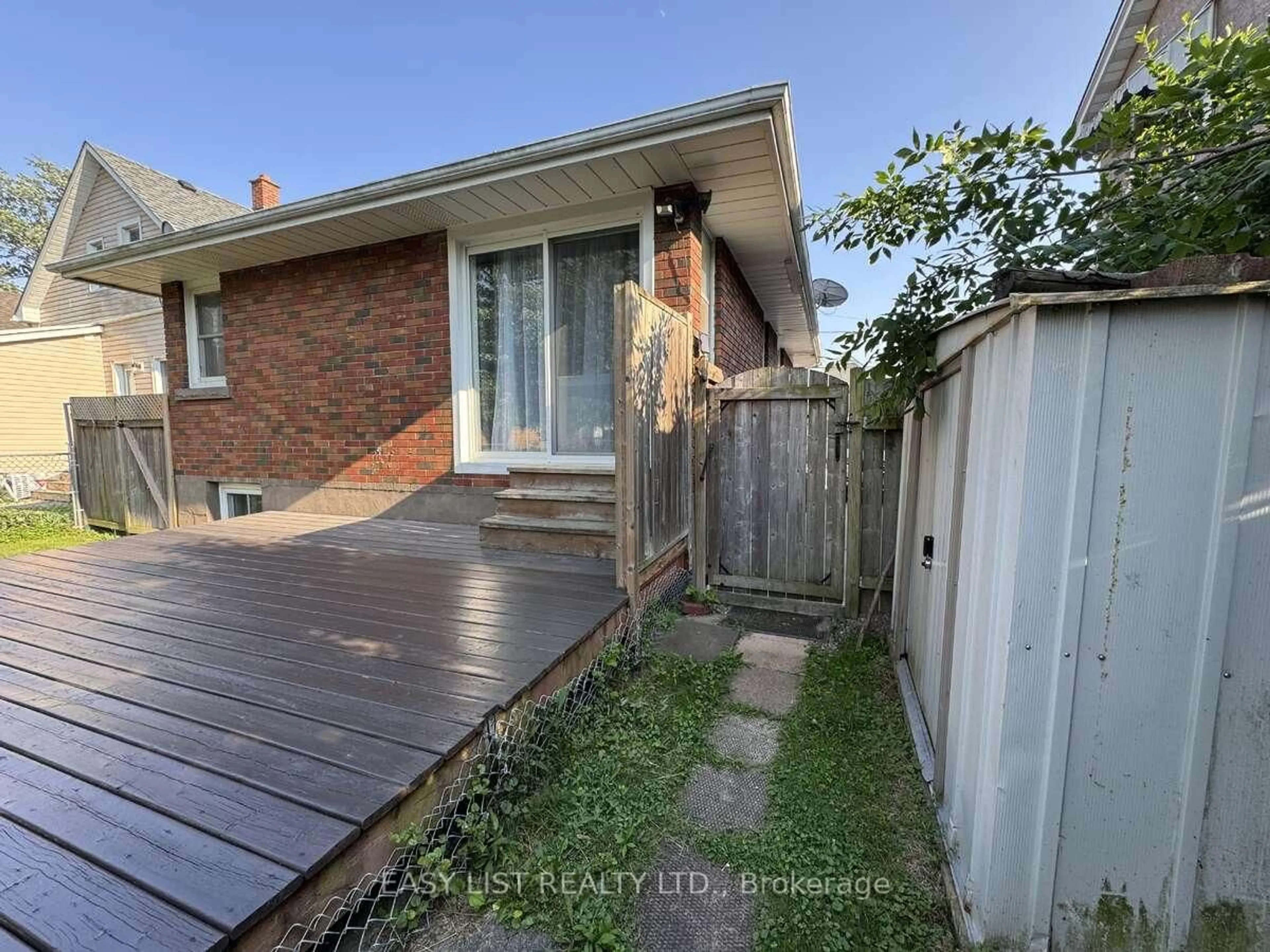 A pic from outside/outdoor area/front of a property/back of a property/a pic from drone, street for 52 Fifth St, Welland Ontario L3B 4Z5