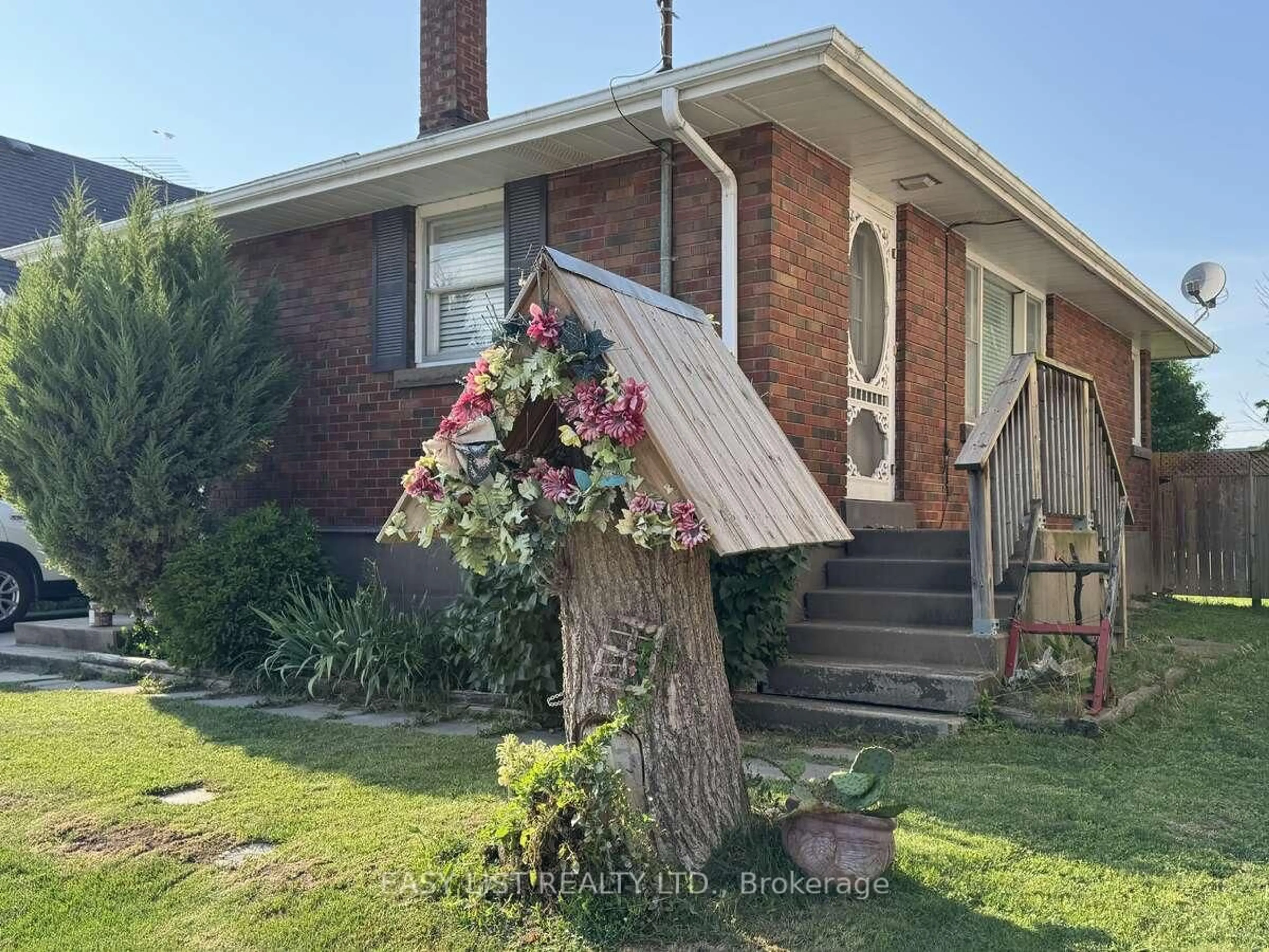 Home with brick exterior material, unknown for 52 Fifth St, Welland Ontario L3B 4Z5