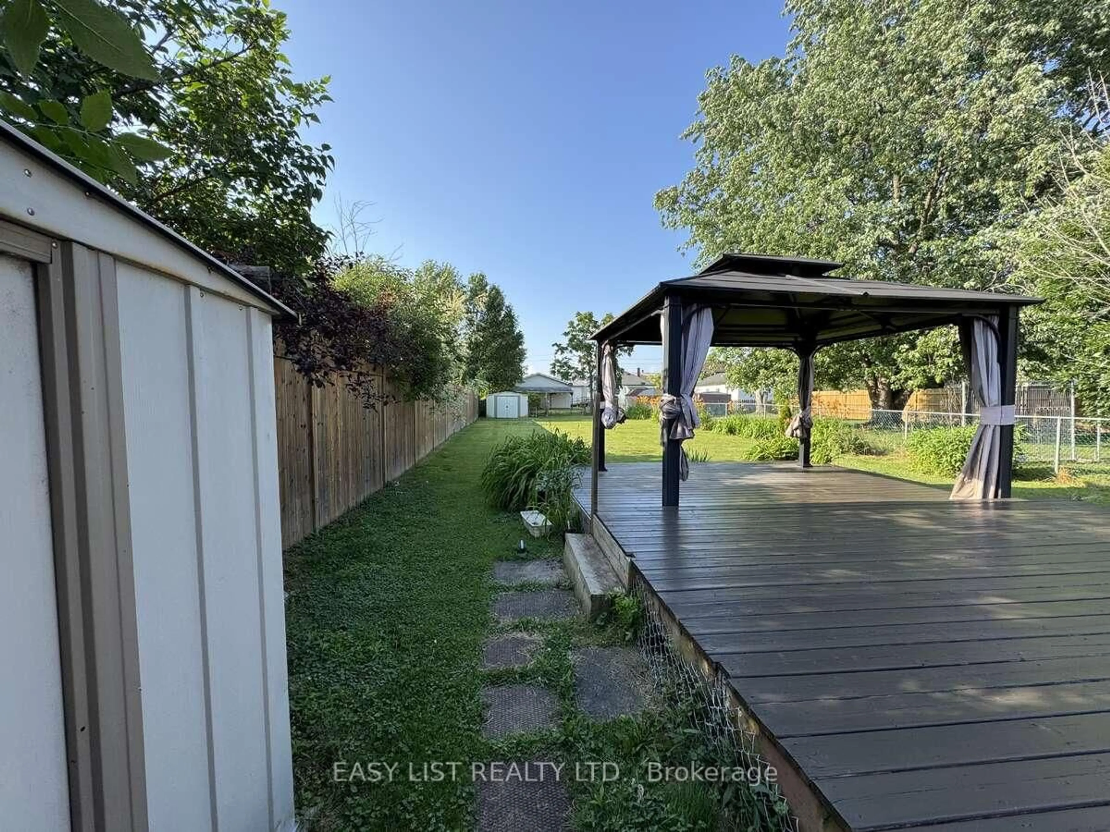 A pic from outside/outdoor area/front of a property/back of a property/a pic from drone, water/lake/river/ocean view for 52 Fifth St, Welland Ontario L3B 4Z5