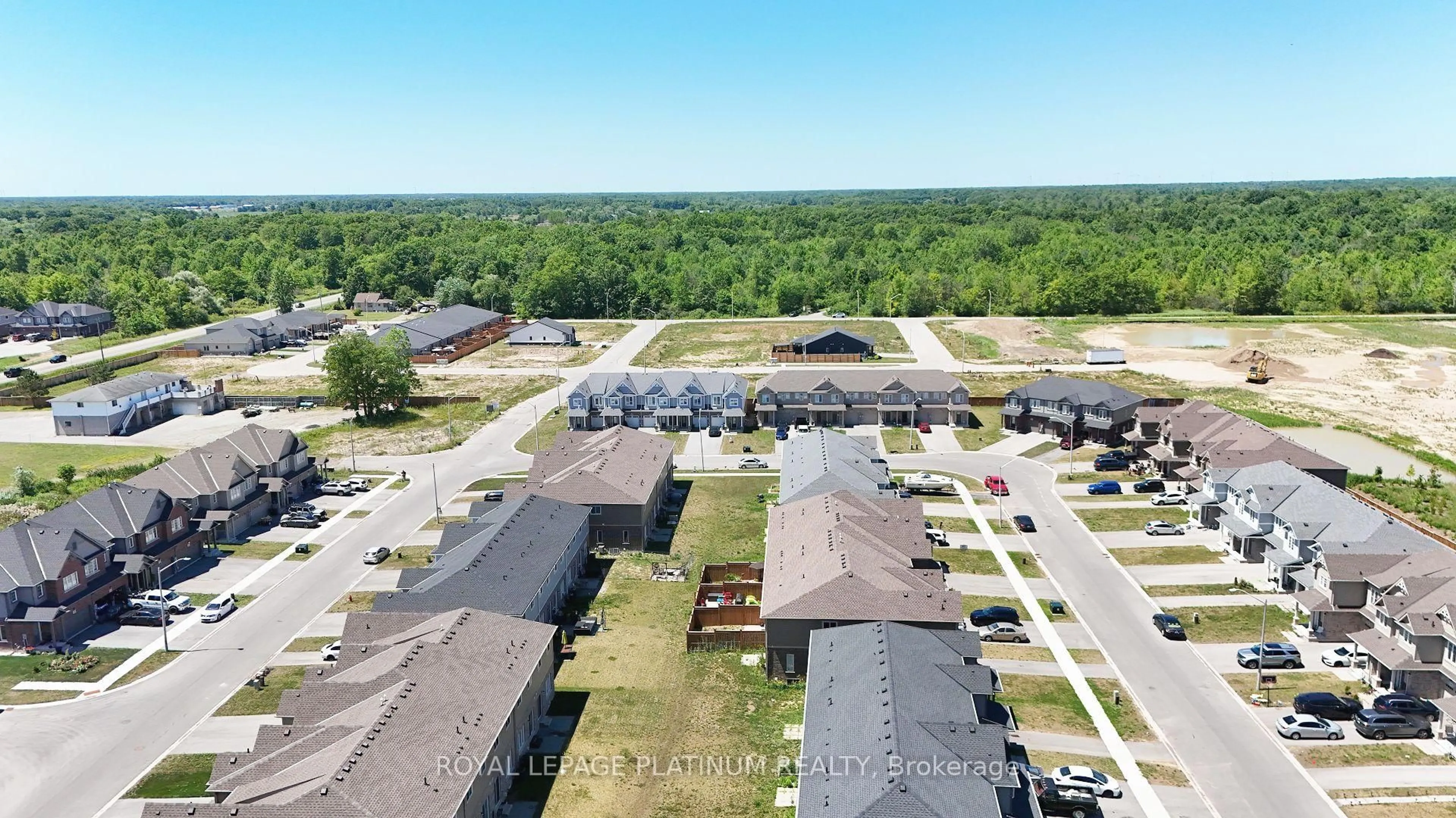 A pic from outside/outdoor area/front of a property/back of a property/a pic from drone, street for 32 Sunflower Pl, Welland Ontario L3B 5N8