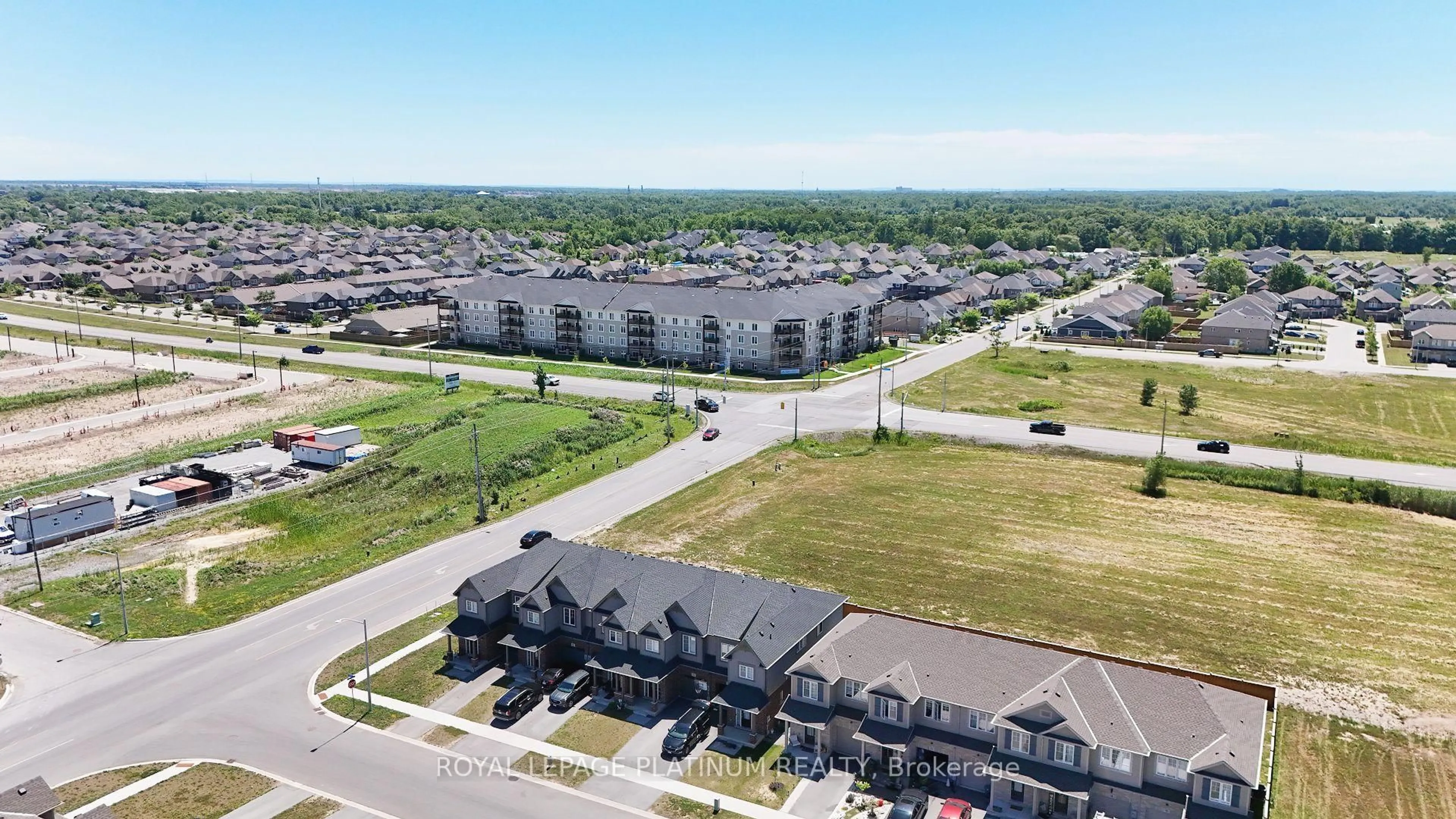 A pic from outside/outdoor area/front of a property/back of a property/a pic from drone, unknown for 32 Sunflower Pl, Welland Ontario L3B 5N8