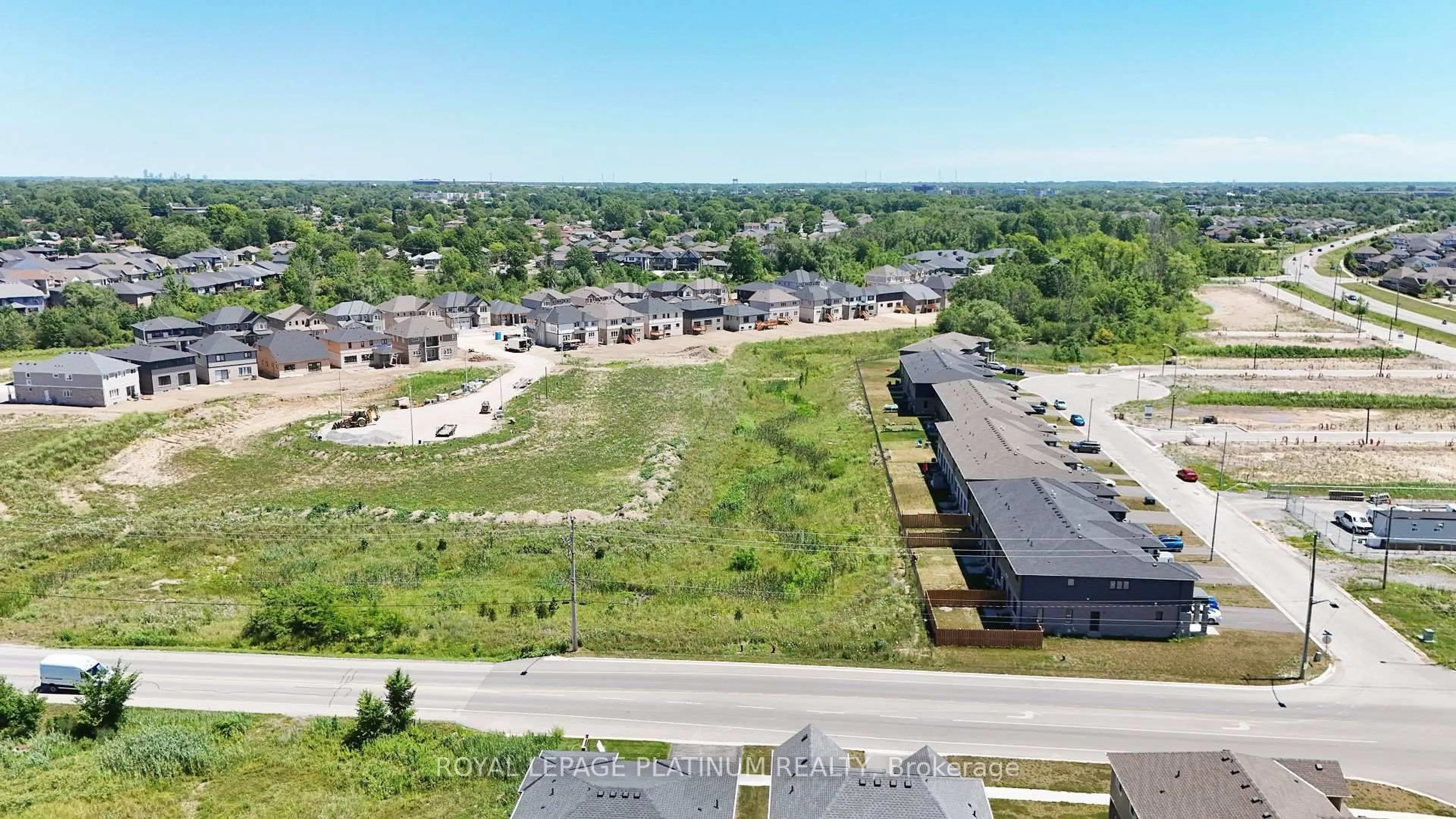 A pic from outside/outdoor area/front of a property/back of a property/a pic from drone, street for 32 Sunflower Pl, Welland Ontario L3B 5N8