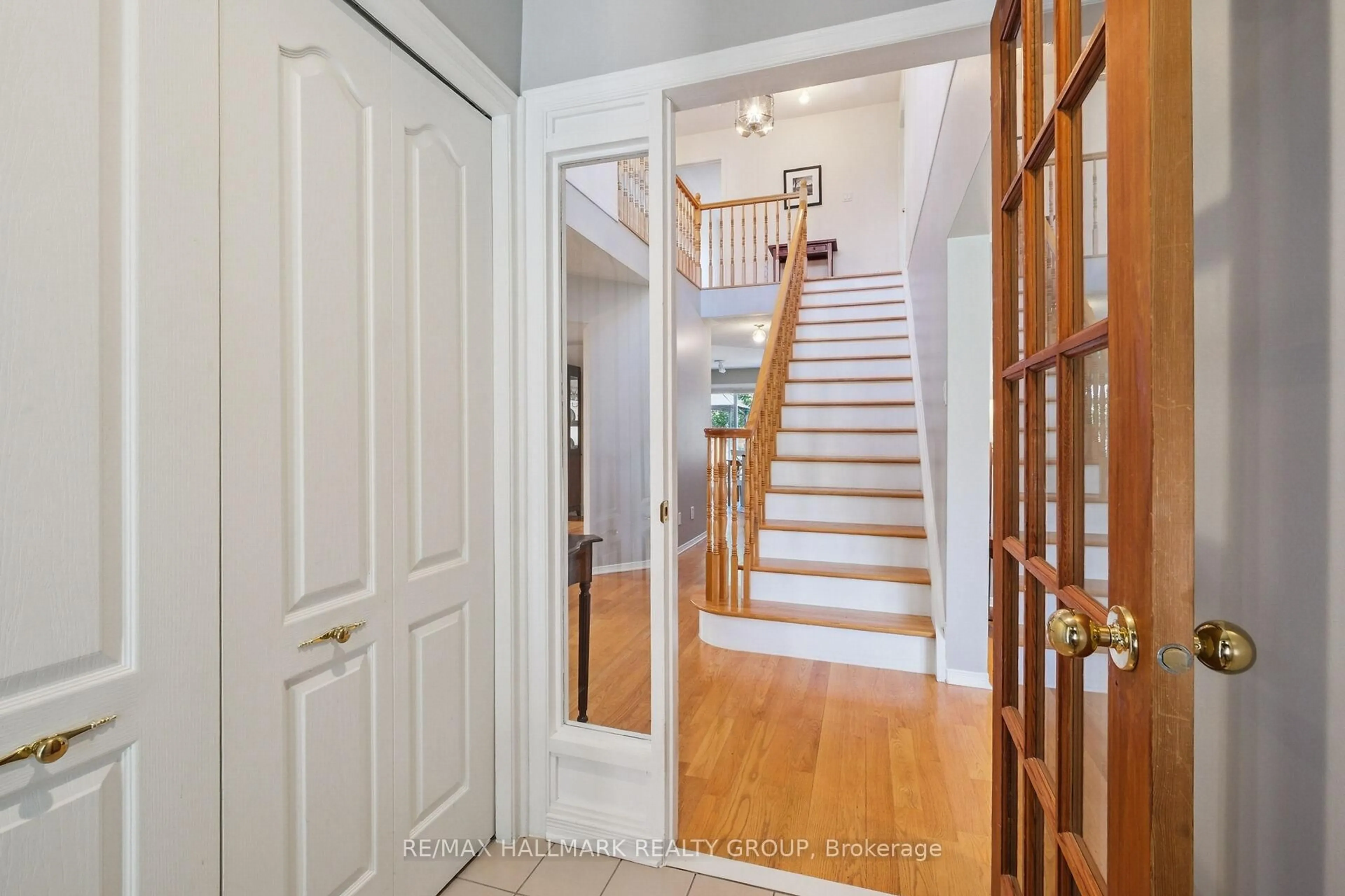 Indoor entryway for 3034 Courtyard Cres, Ottawa Ontario K1T 3R7