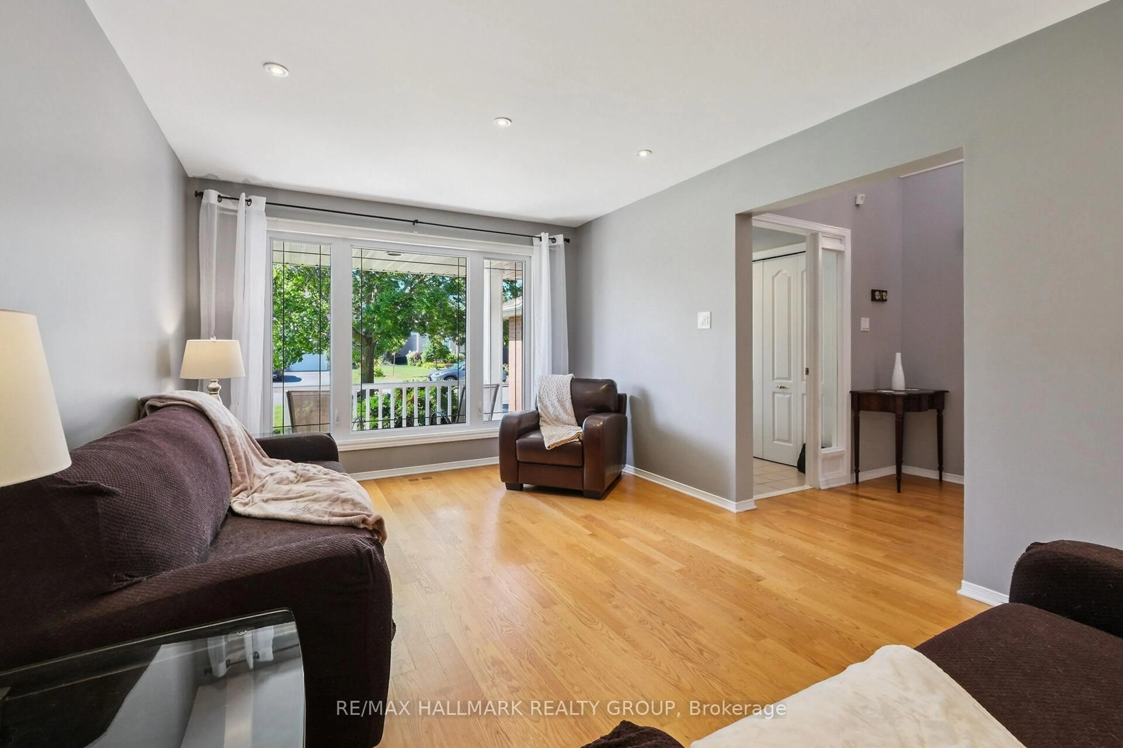 Living room with furniture, wood/laminate floor for 3034 Courtyard Cres, Ottawa Ontario K1T 3R7