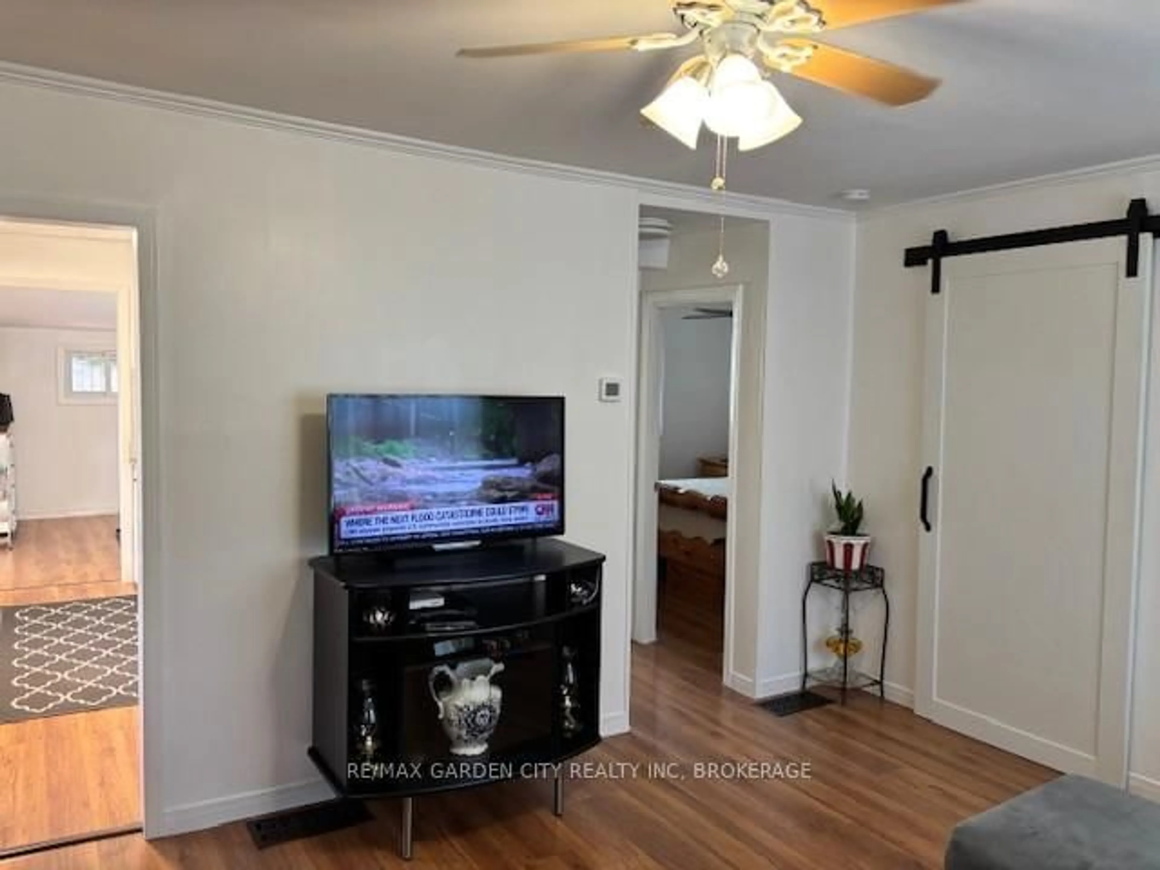 A pic of a room for 18 Glen Ave, St. Catharines Ontario L2S 1L1
