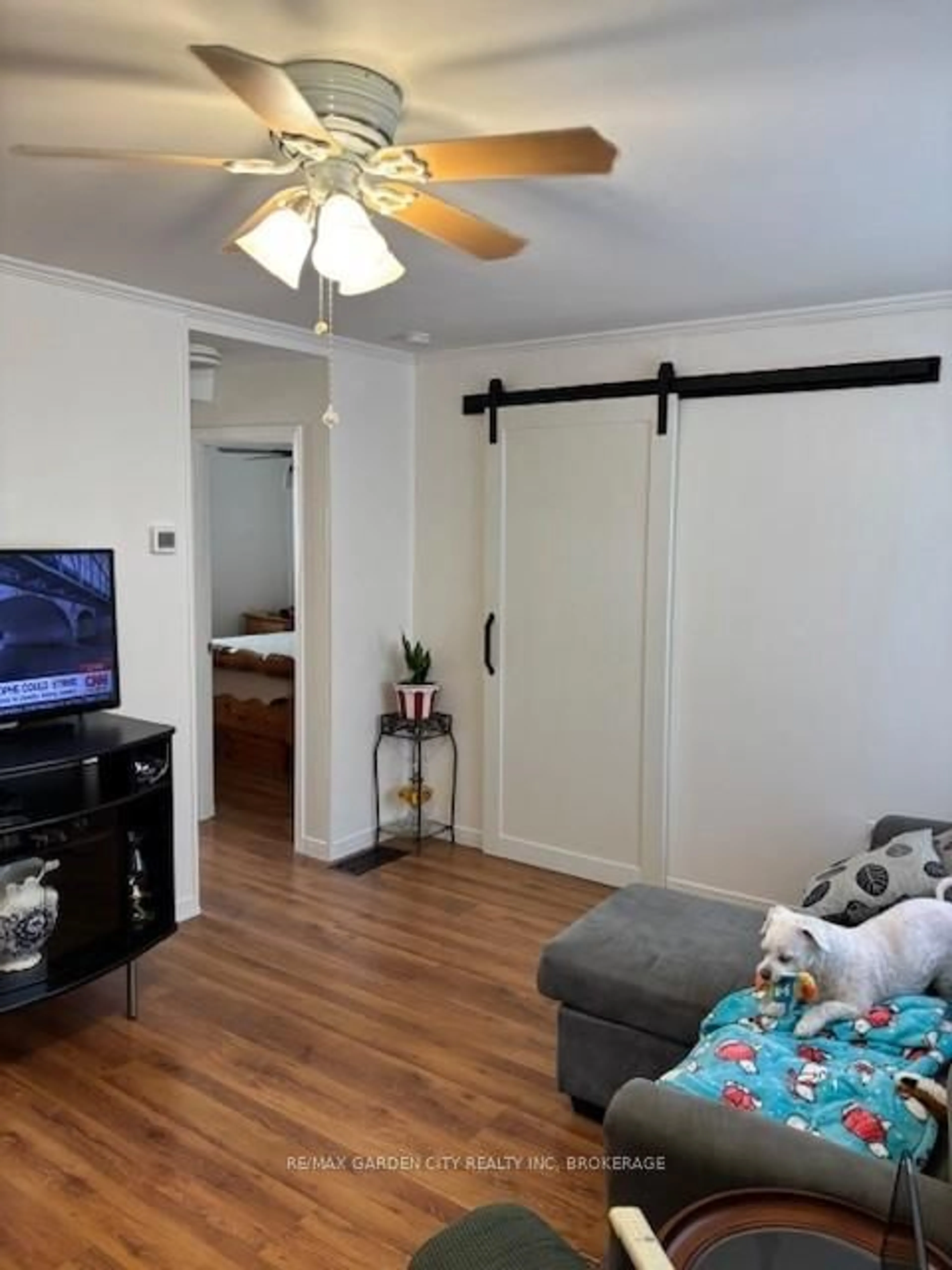 A pic of a room for 18 Glen Ave, St. Catharines Ontario L2S 1L1