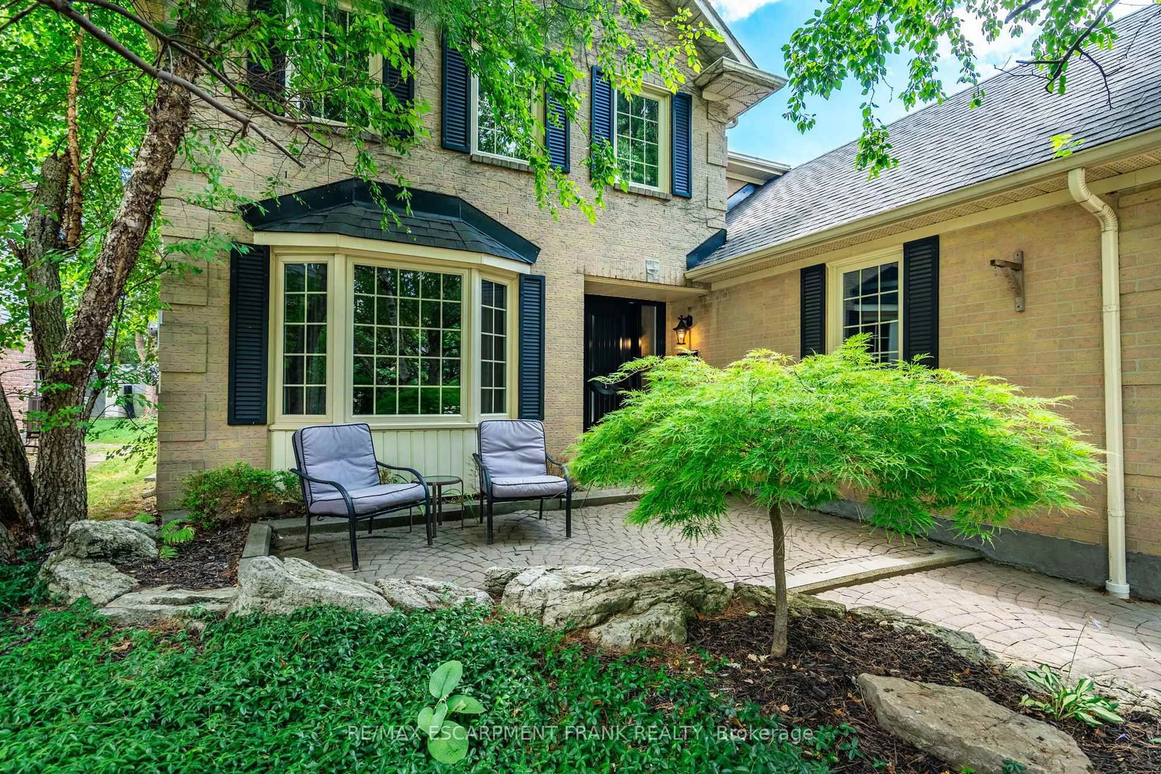Patio, street for 383 DEVONSHIRE Terr, Hamilton Ontario L9G 4R2