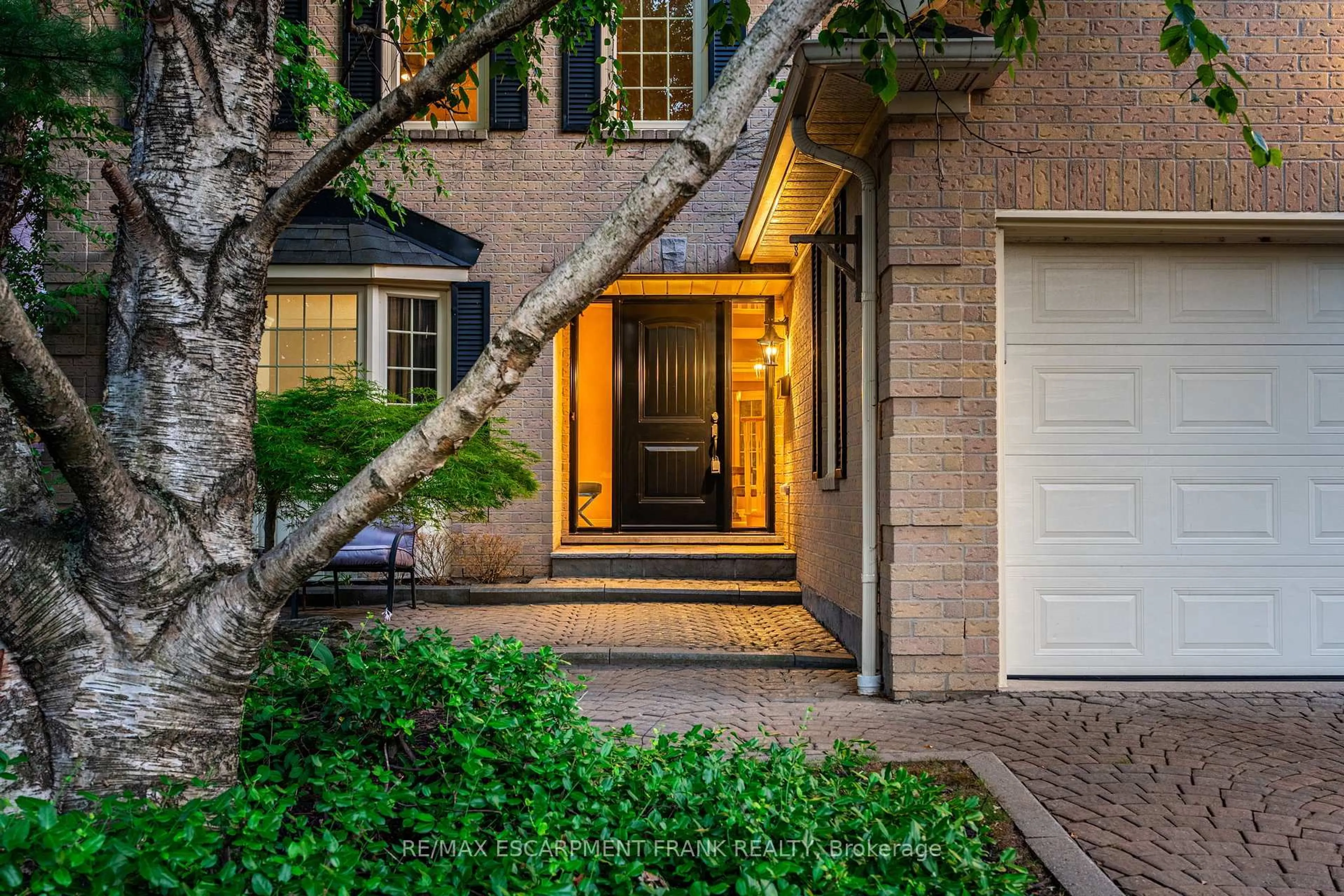 Indoor entryway for 383 DEVONSHIRE Terr, Hamilton Ontario L9G 4R2