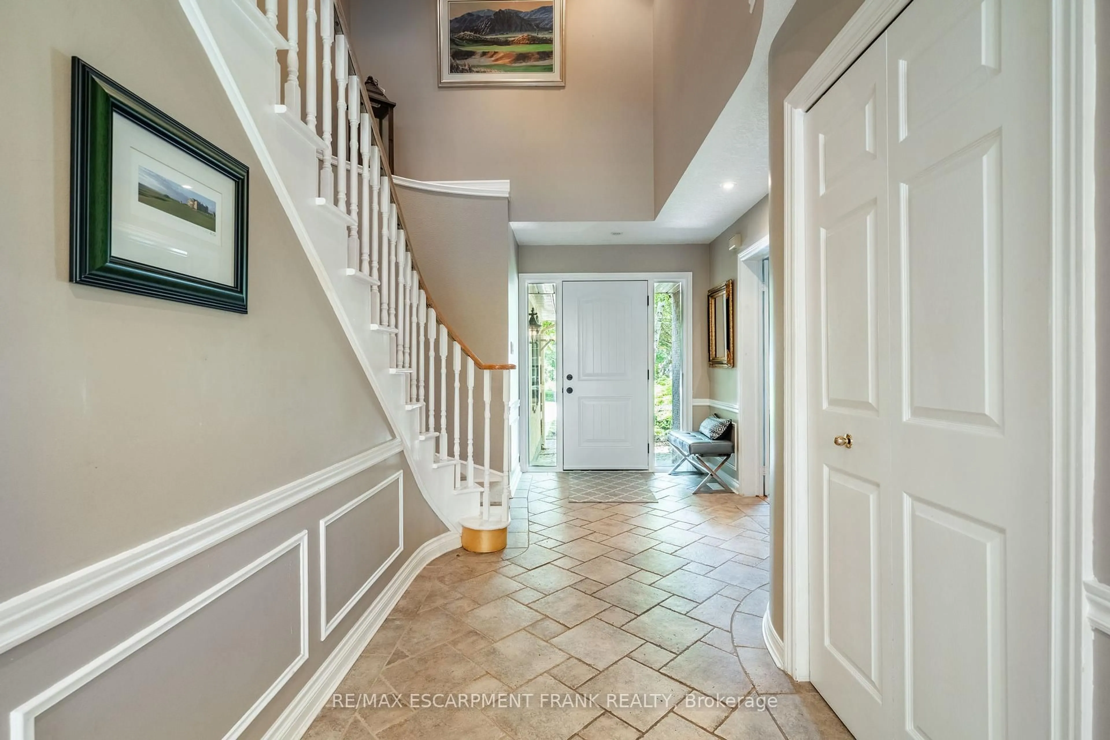 Indoor entryway for 383 DEVONSHIRE Terr, Hamilton Ontario L9G 4R2