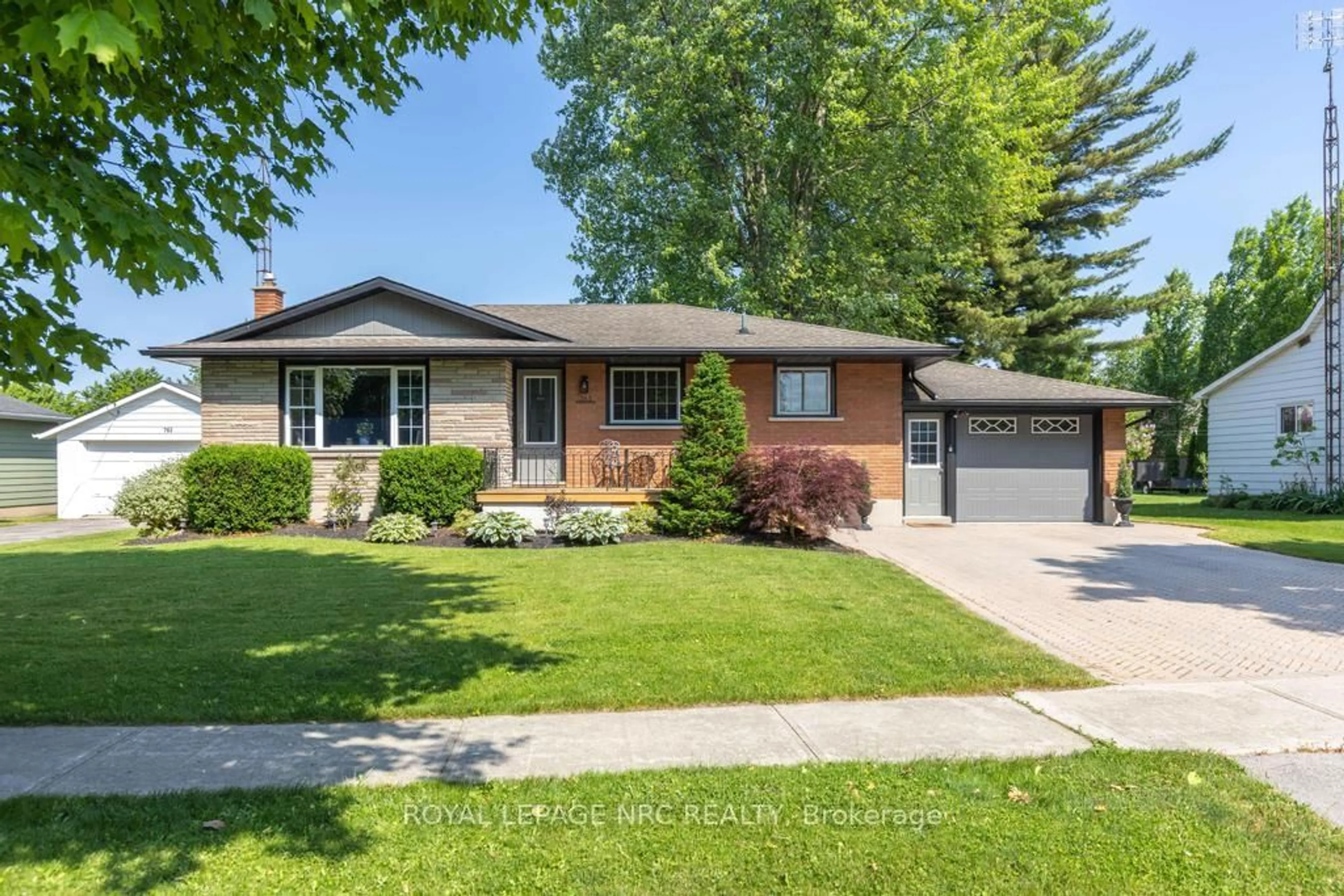 Home with vinyl exterior material, street for 763 Charlotte St, Niagara-on-the-Lake Ontario L0S 1J0
