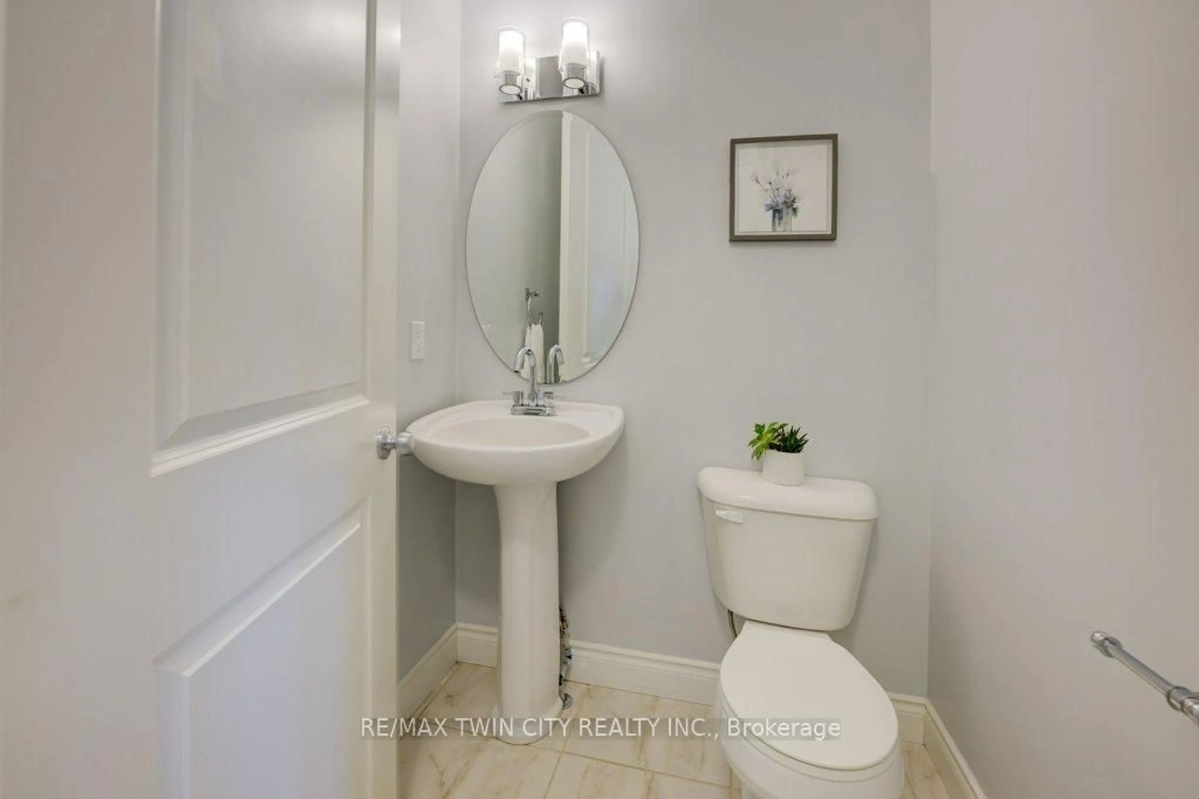 Standard bathroom, ceramic/tile floor for 215 Hostetler Rd, Wilmot Ontario N3A 0B1