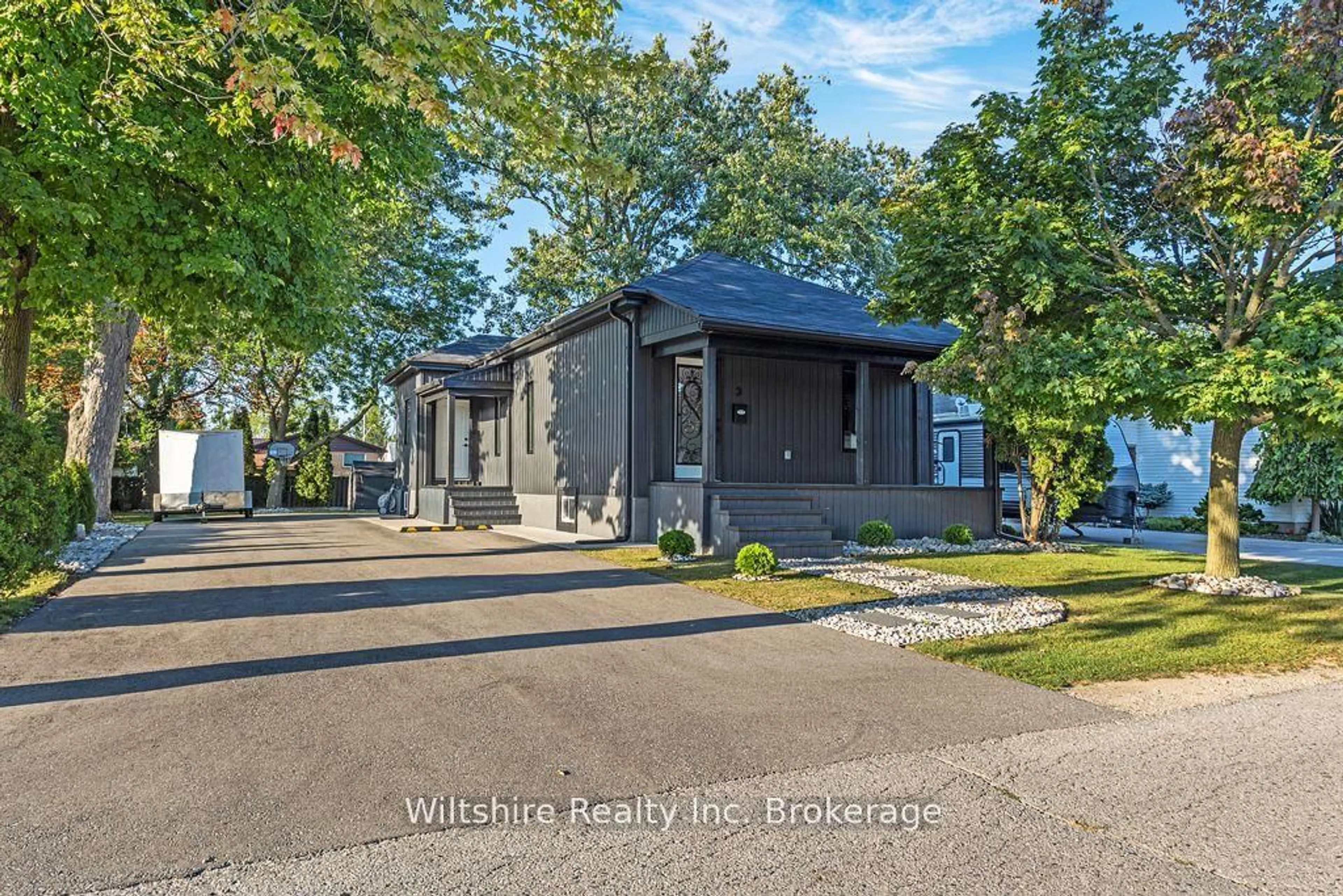 A pic from outside/outdoor area/front of a property/back of a property/a pic from drone, street for 3 Mary St, St. Thomas Ontario N5R 2V7