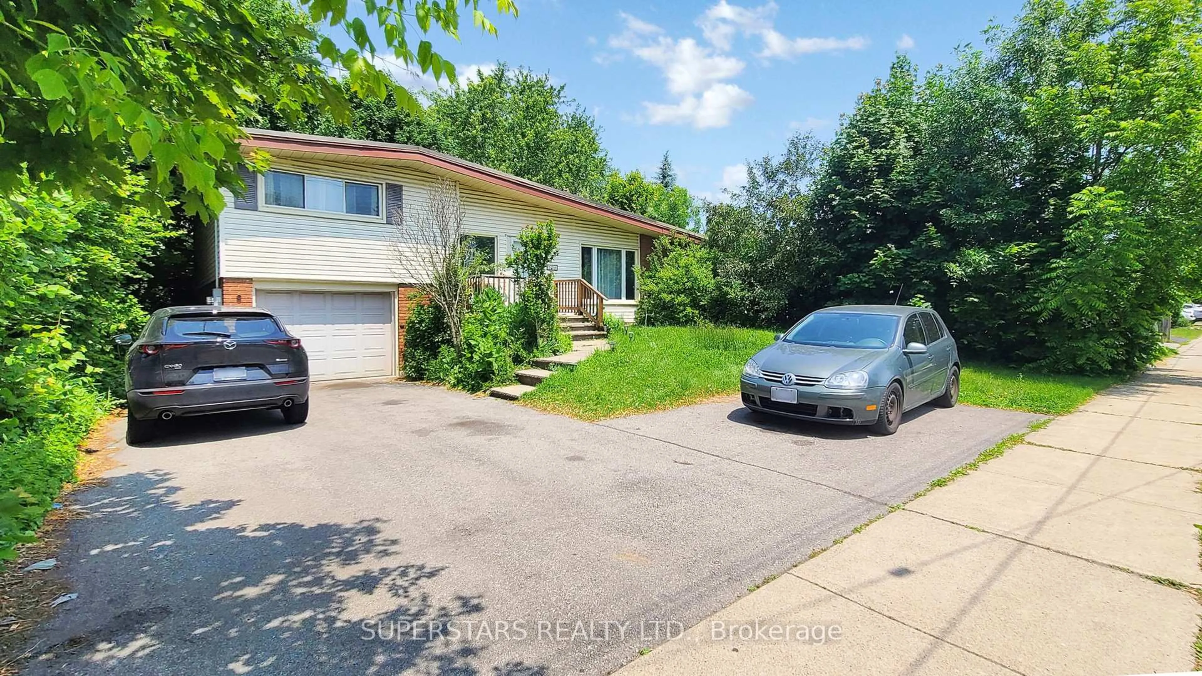 A pic from outside/outdoor area/front of a property/back of a property/a pic from drone, street for 324 MOHAWK Rd, Hamilton Ontario L9C 1W3