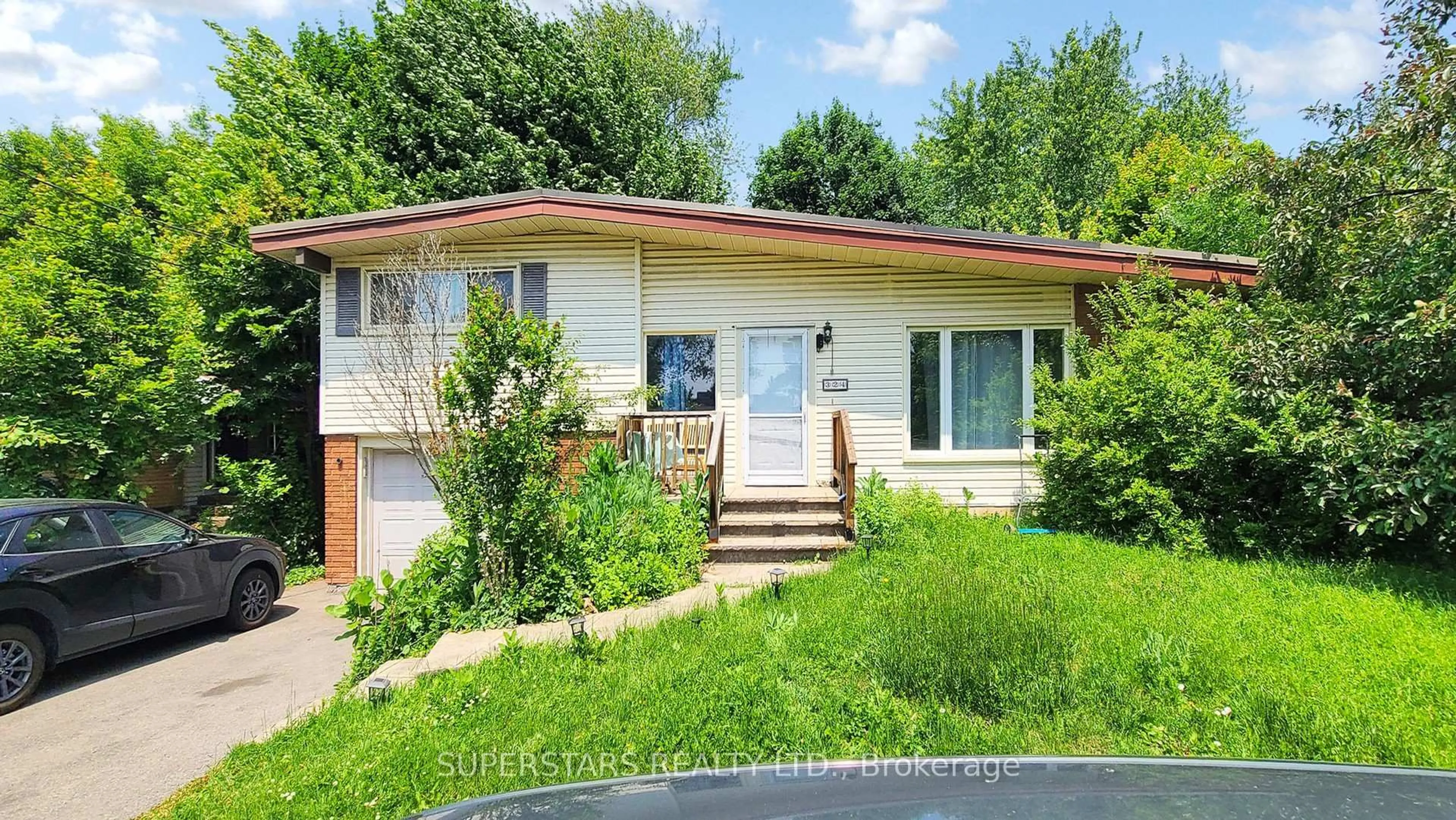 Home with vinyl exterior material, street for 324 MOHAWK Rd, Hamilton Ontario L9C 1W3