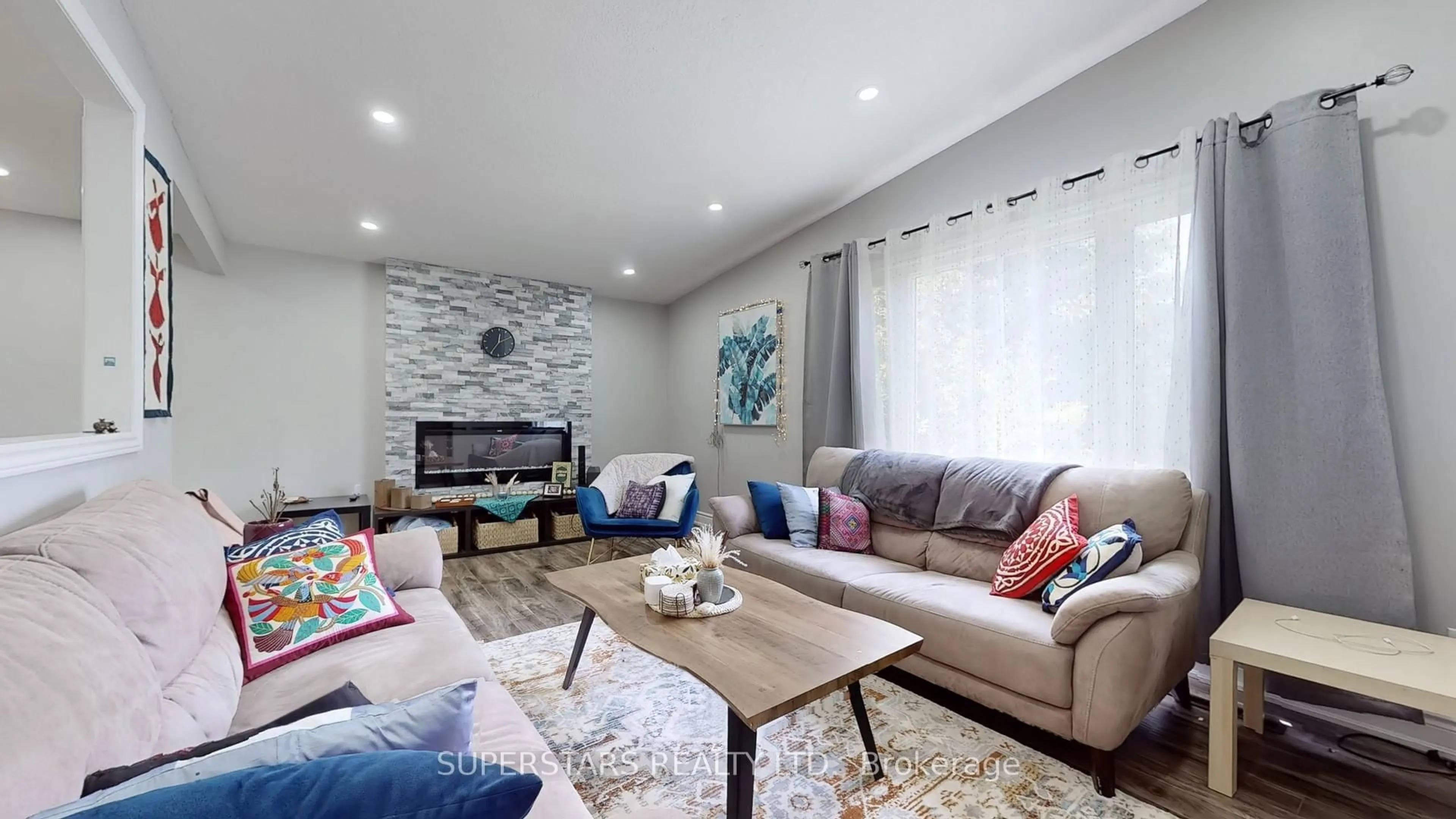 Living room with furniture, unknown for 324 MOHAWK Rd, Hamilton Ontario L9C 1W3