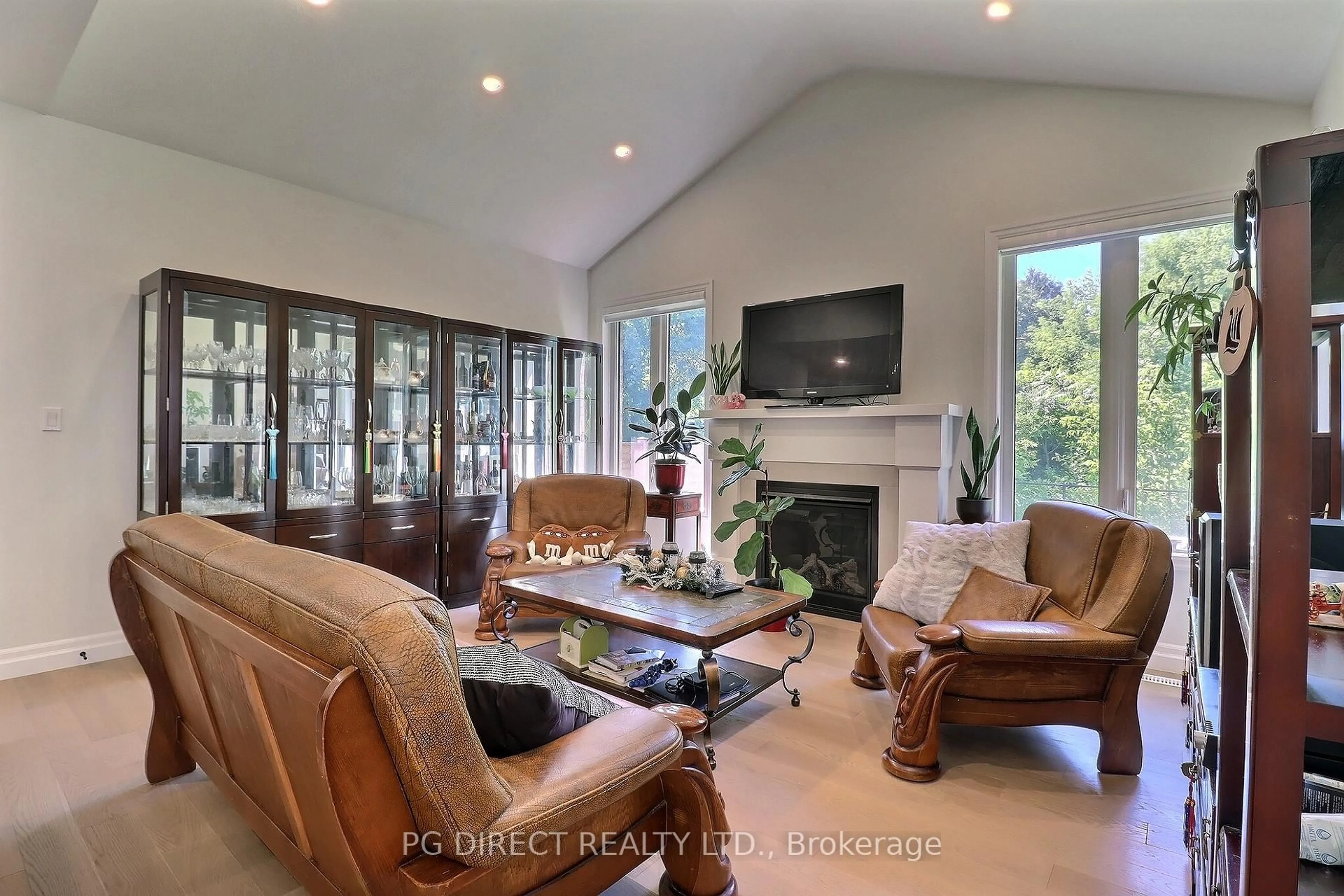 Living room with furniture, unknown for 82 Livingston Dr, Tillsonburg Ontario N4J 0J3