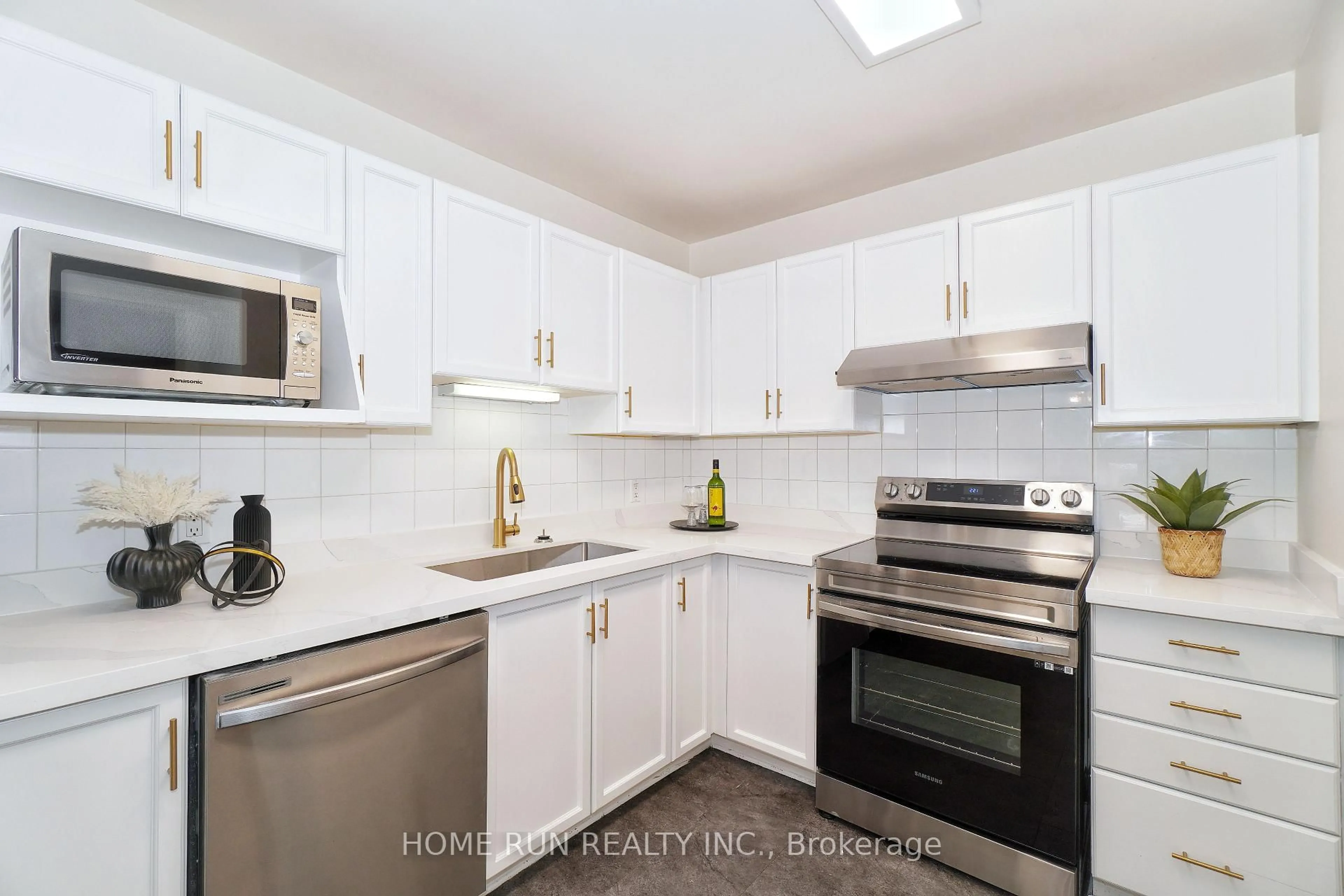 Standard kitchen, ceramic/tile floor for 112 Cedarock Dr, Ottawa Ontario K2M 2H5
