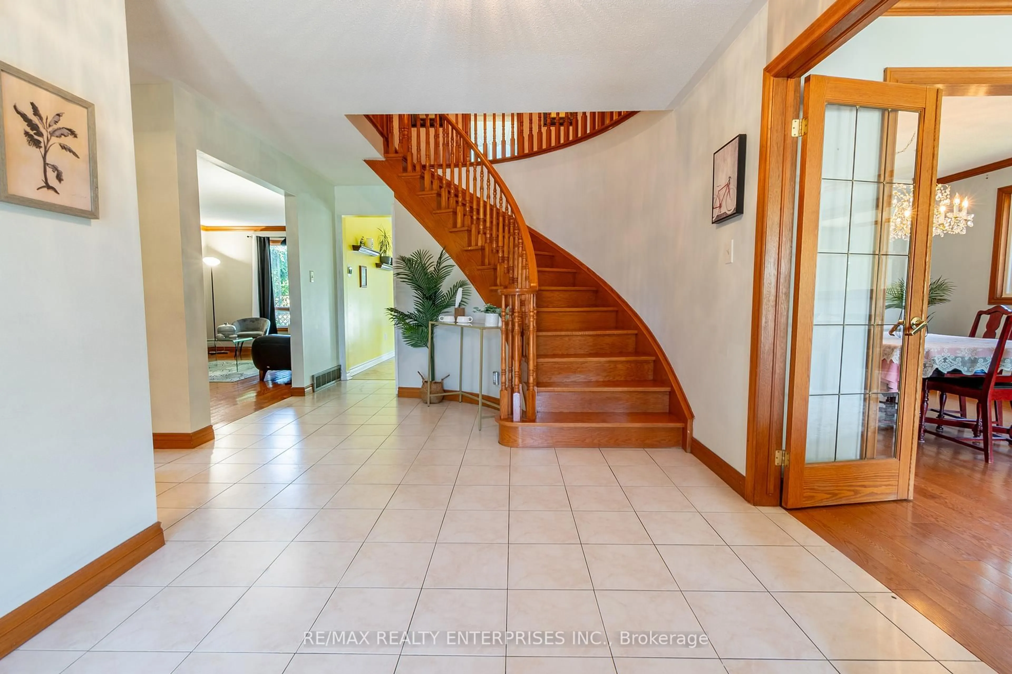 Indoor foyer for 231 West Side Rd, Port Colborne Ontario L3K 5L1