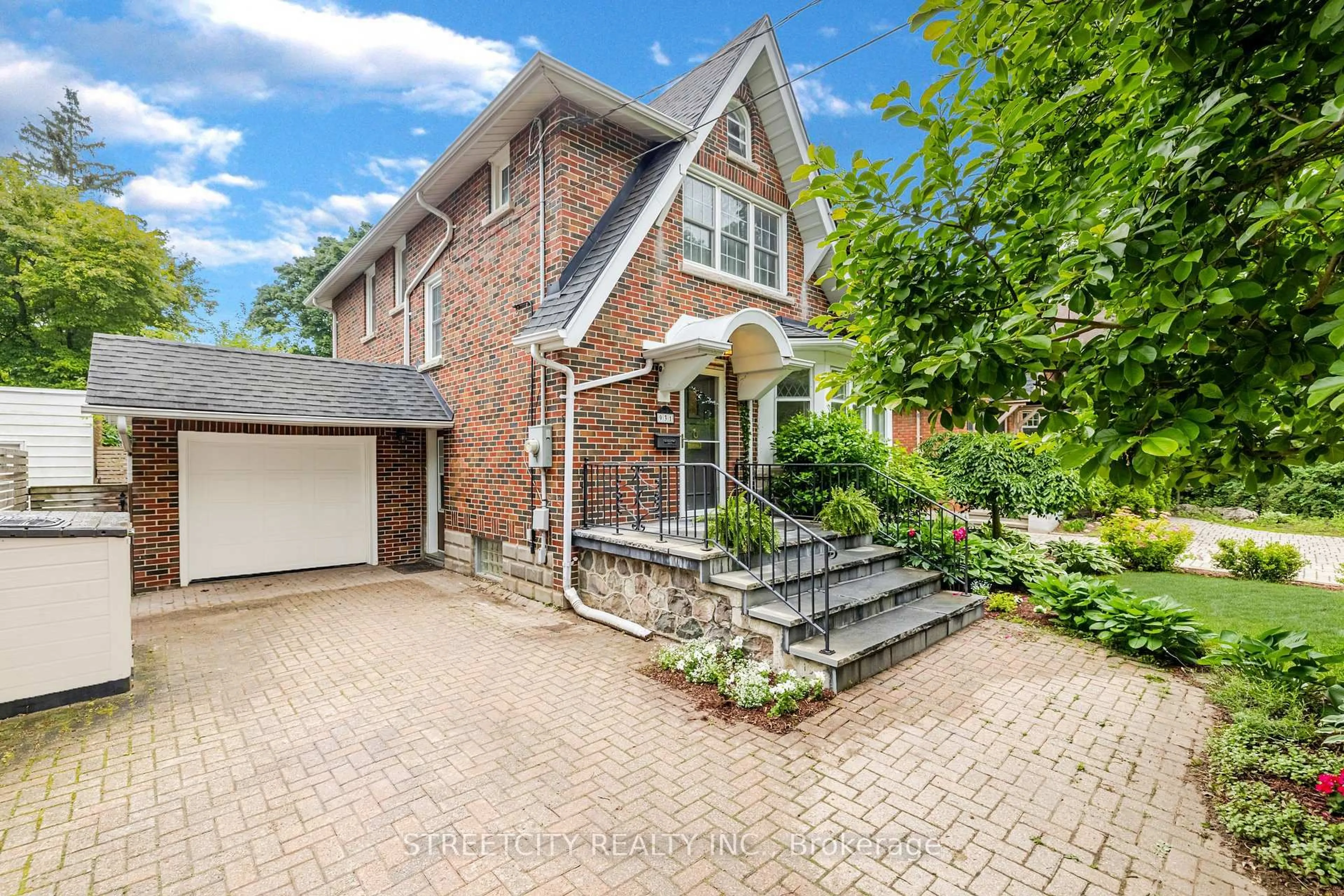 A pic from outside/outdoor area/front of a property/back of a property/a pic from drone, street for 931 Waterloo St, London East Ontario N6A 3X2