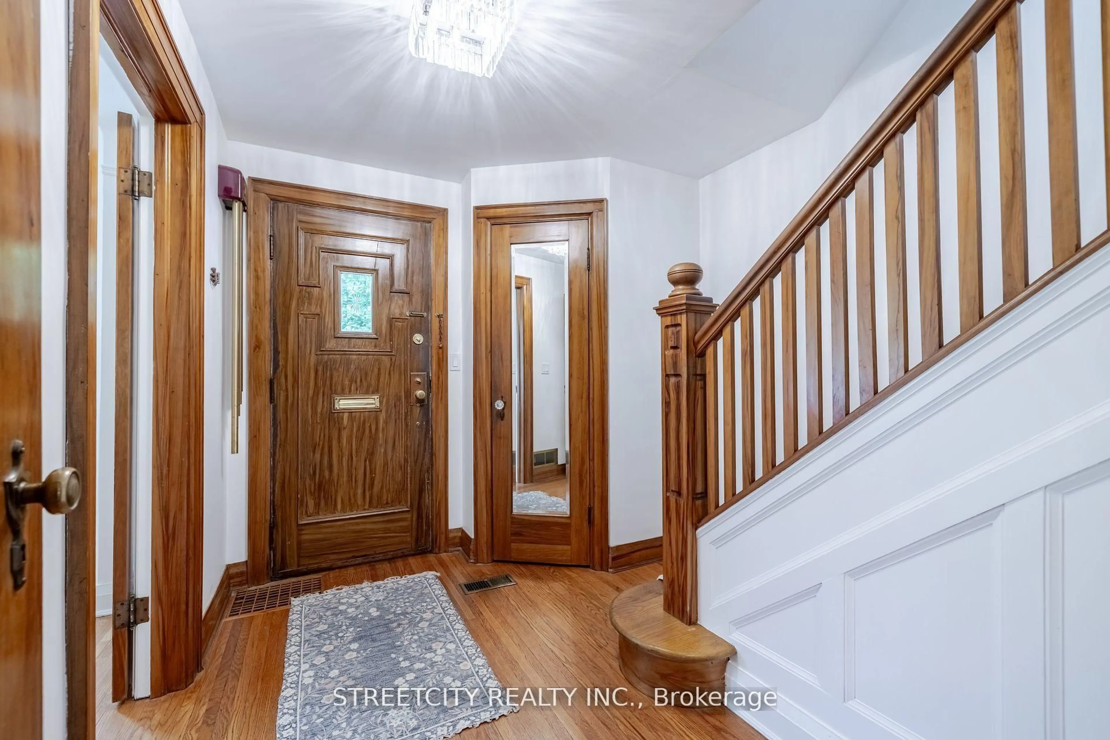Indoor entryway for 931 Waterloo St, London East Ontario N6A 3X2