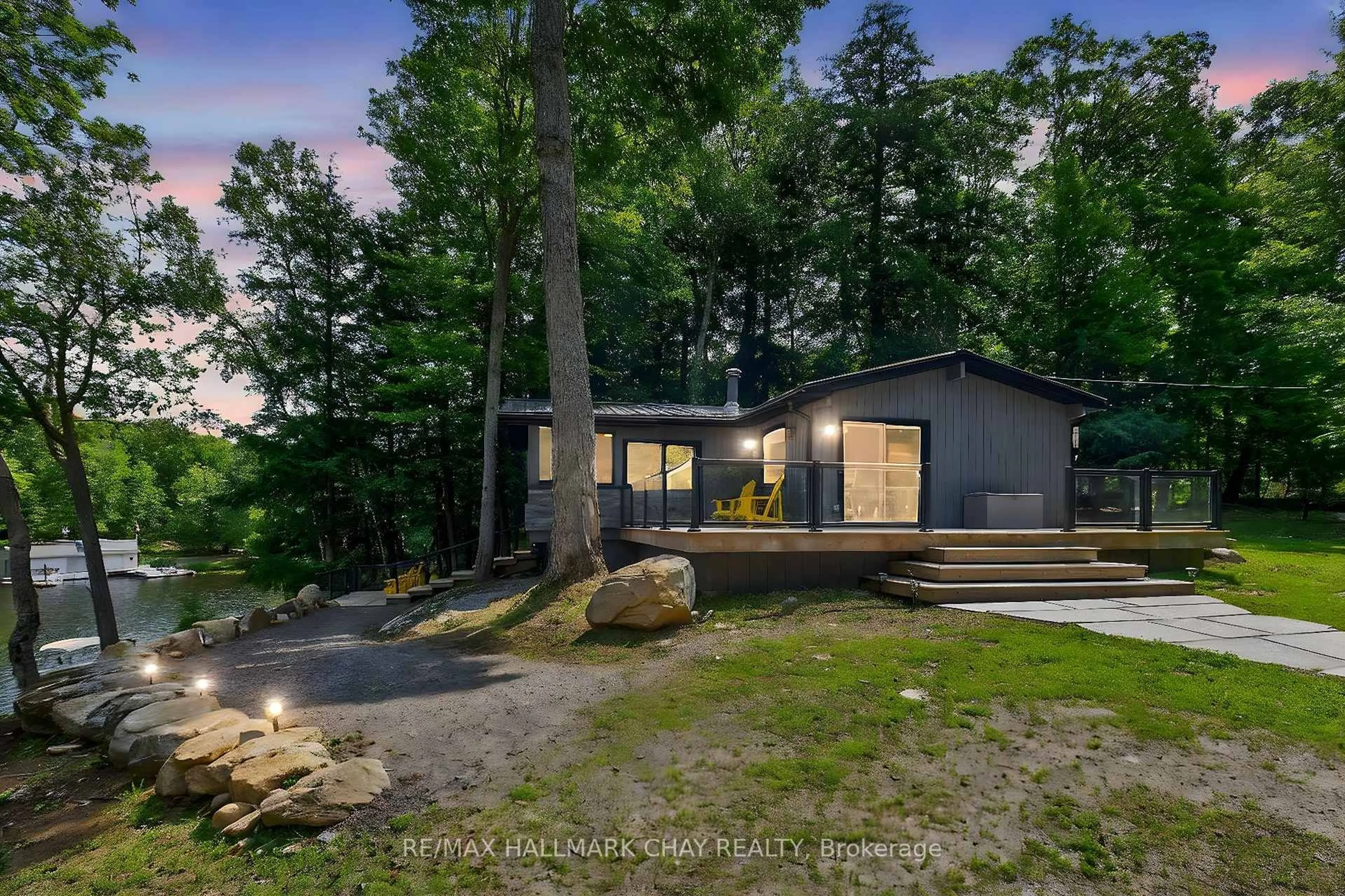 A pic from outside/outdoor area/front of a property/back of a property/a pic from drone, unknown for 1054 Eilean Gowan Island, Bracebridge Ontario P1L 1R6
