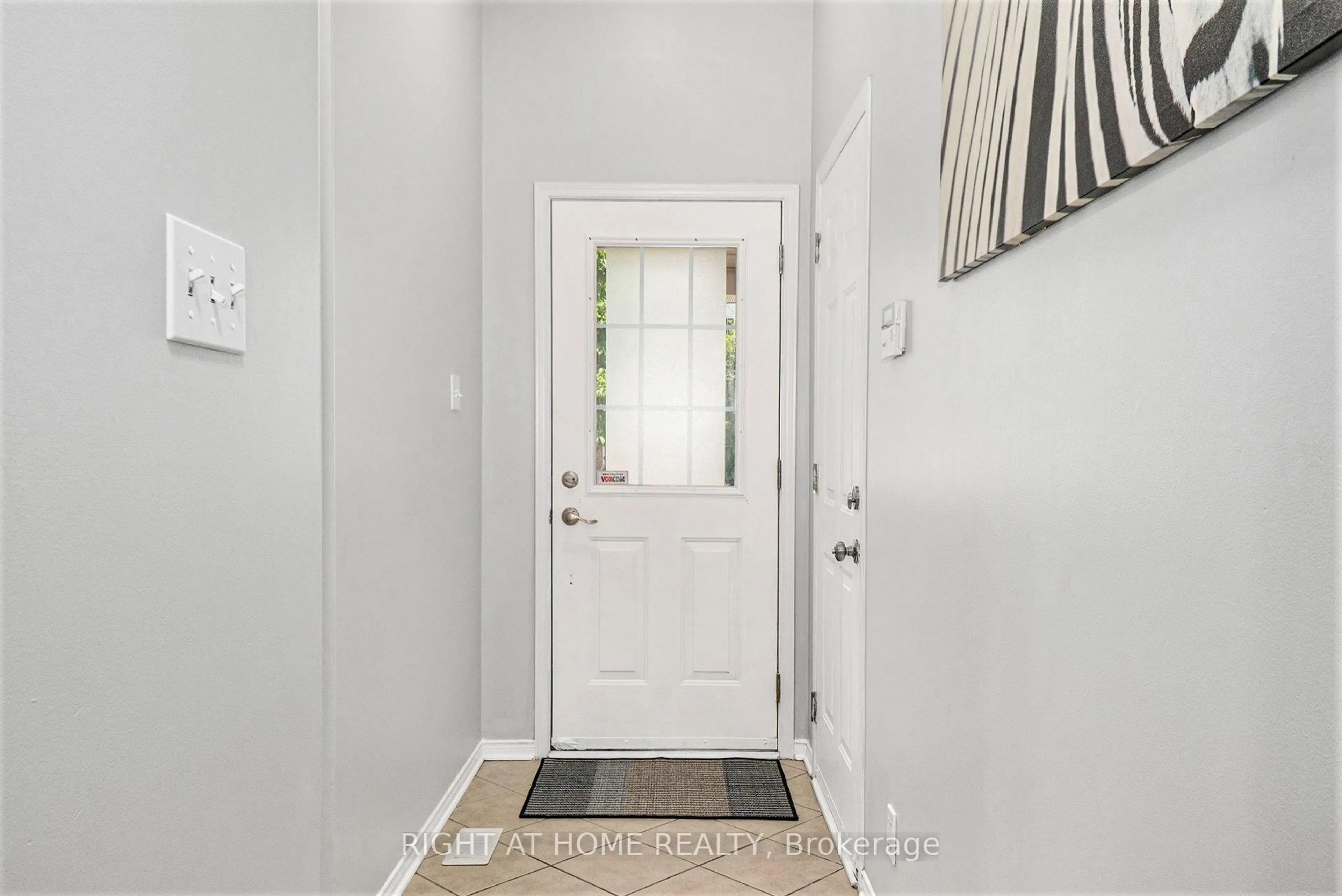 Indoor entryway for 2090 Assomption St, Ottawa Ontario K4A 4K1