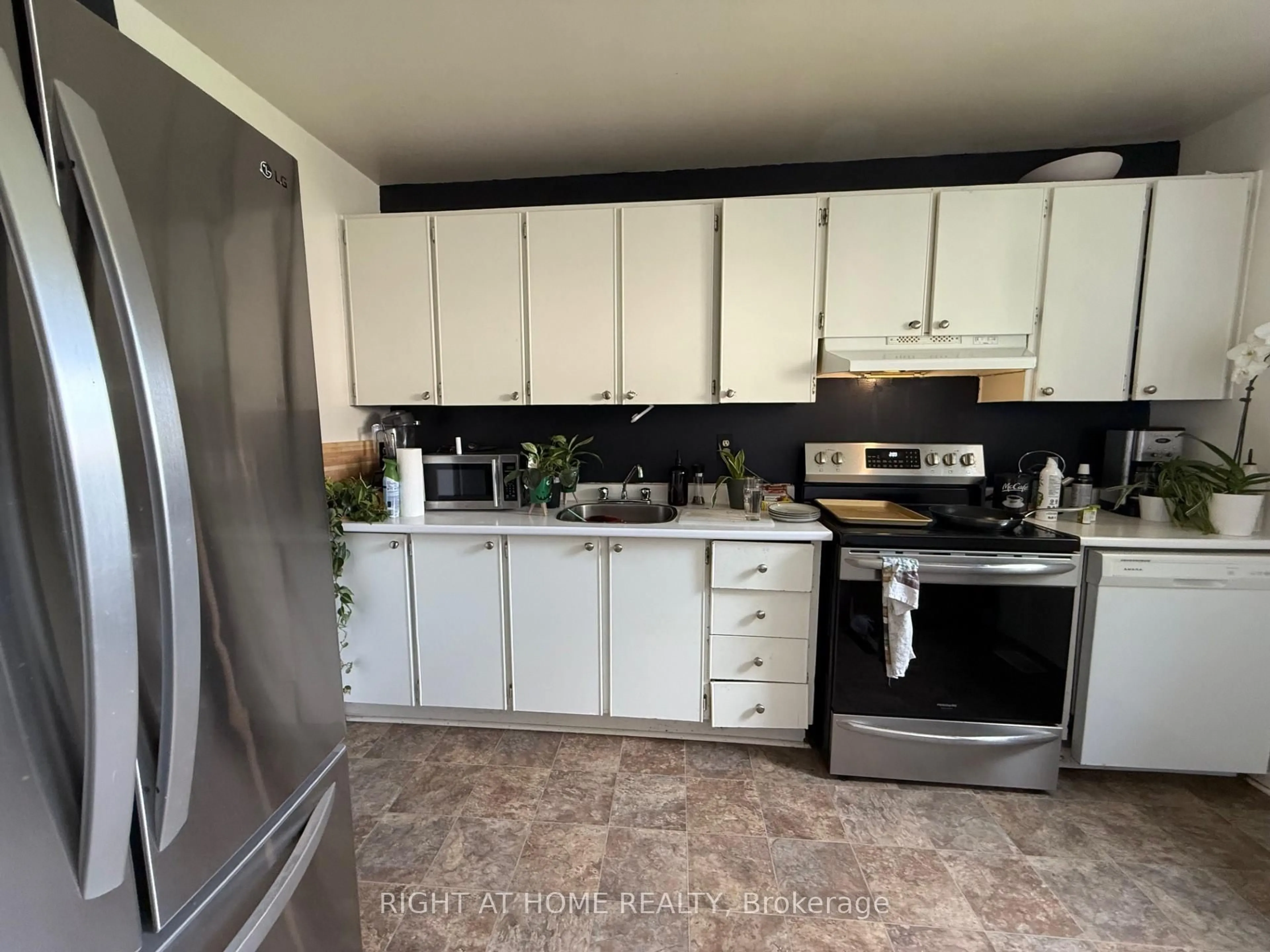 Standard kitchen, unknown for 3110 Quail Dr, Ottawa Ontario K1T 1V1