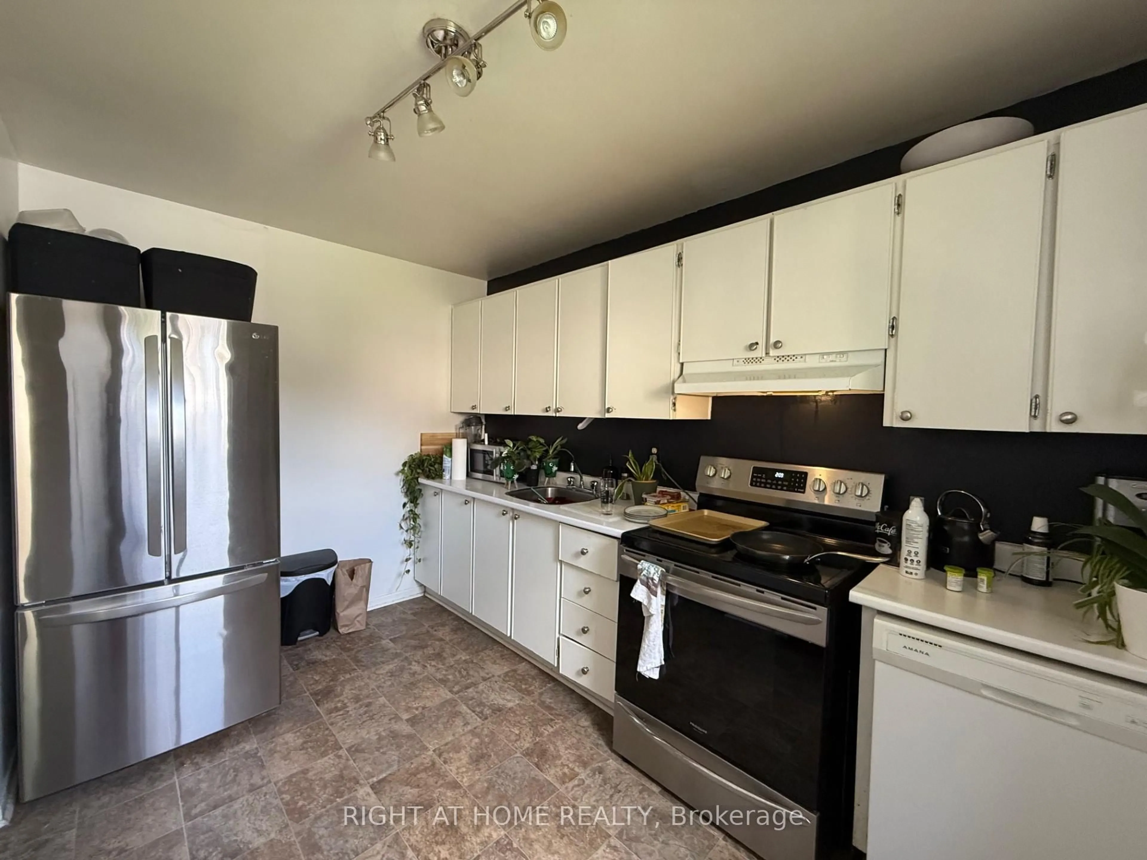 Standard kitchen, unknown for 3110 Quail Dr, Ottawa Ontario K1T 1V1