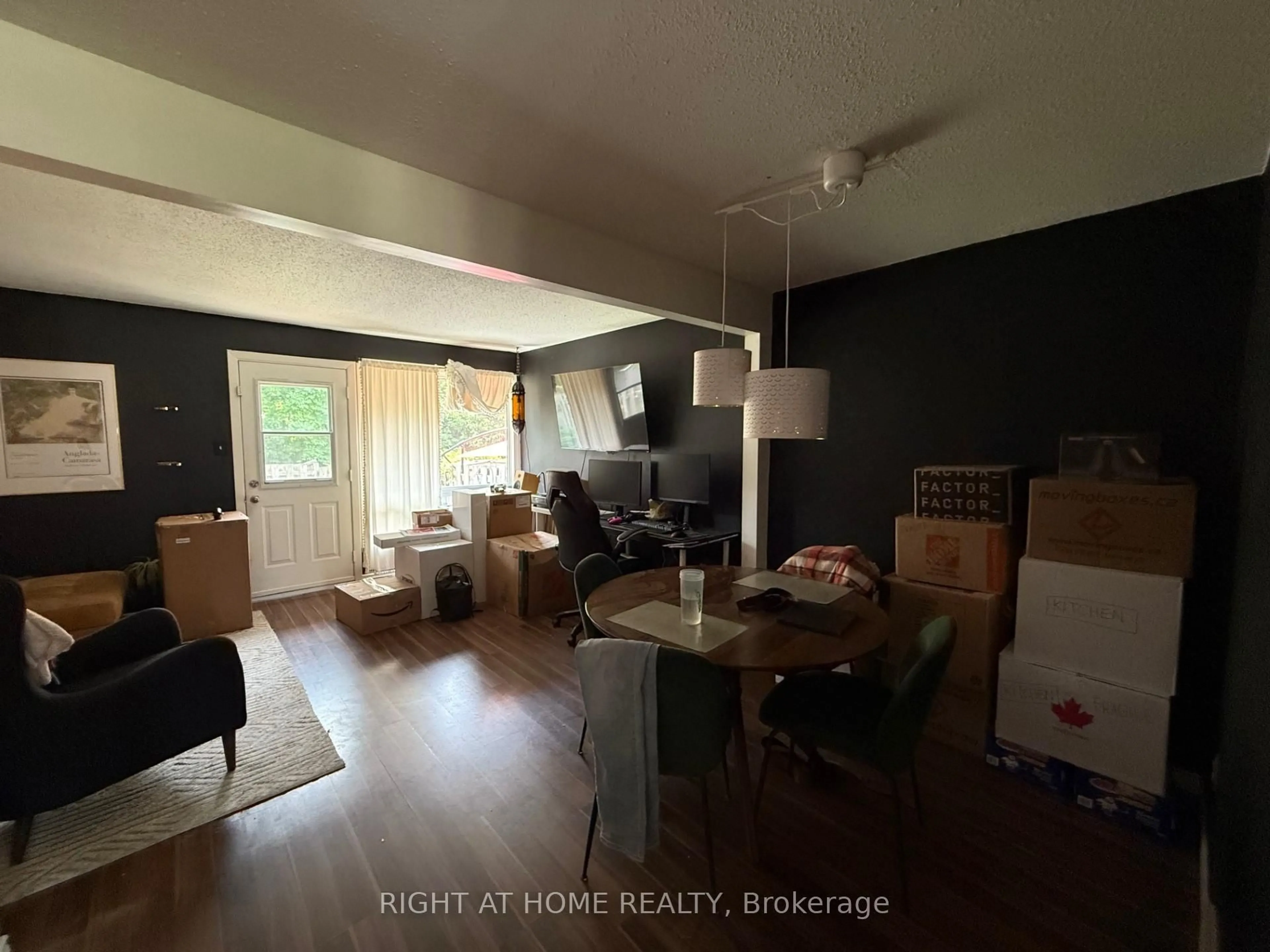 A pic of a room for 3110 Quail Dr, Ottawa Ontario K1T 1V1