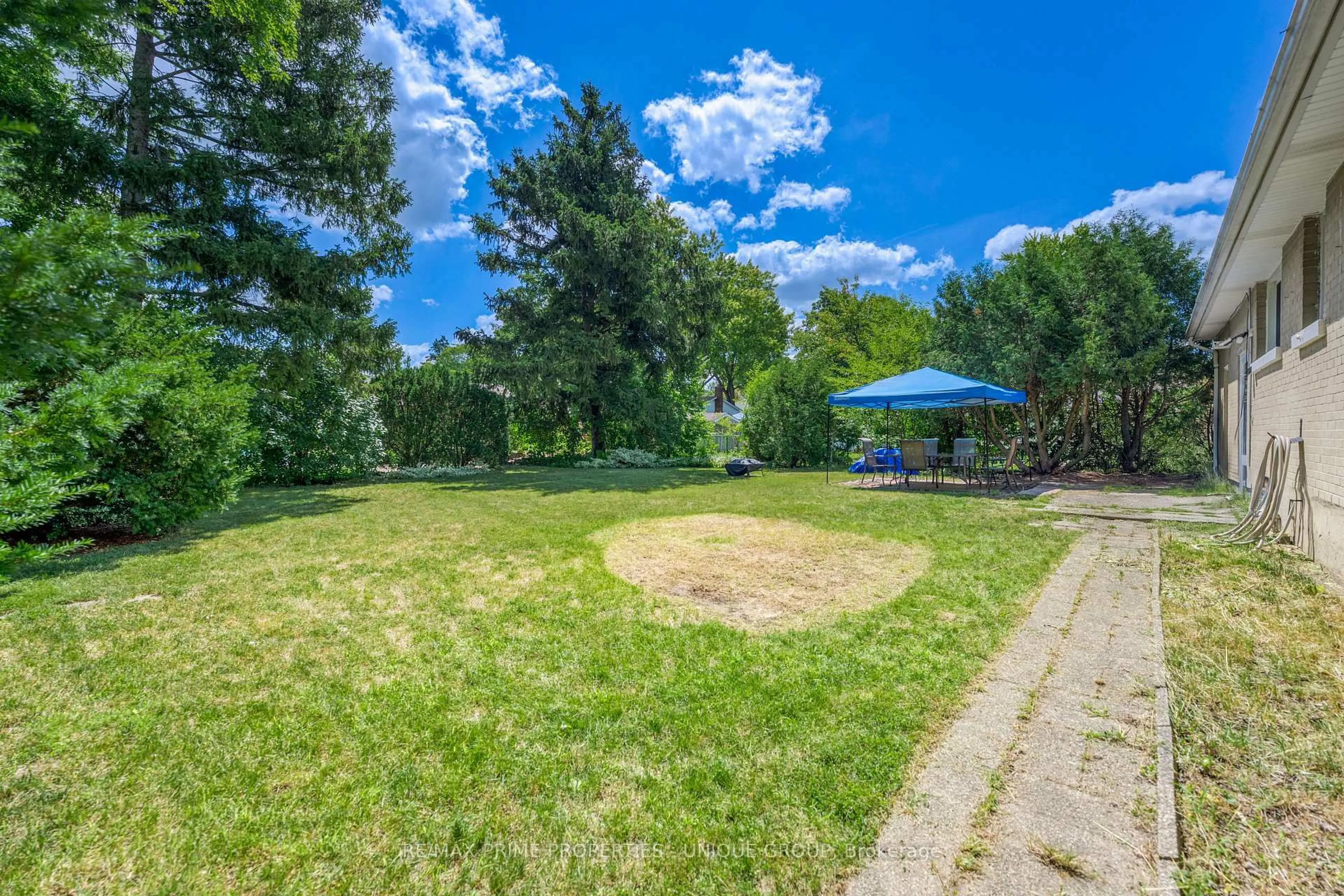 A pic from outside/outdoor area/front of a property/back of a property/a pic from drone, unknown for 1428 Indian Rd, Sarnia Ontario N7V 4C9