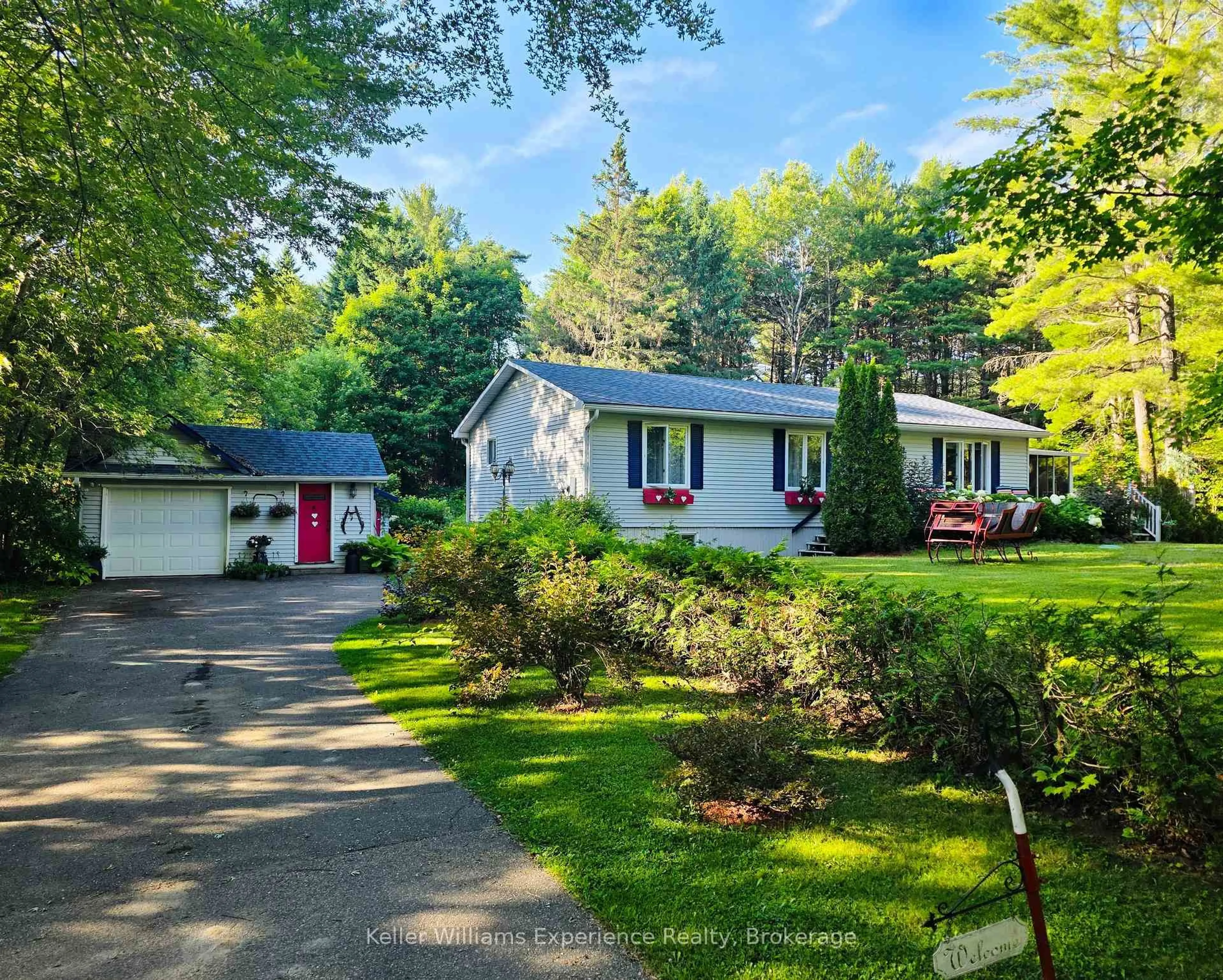 A pic from outside/outdoor area/front of a property/back of a property/a pic from drone, street for 1186 Falkenburg Rd, Bracebridge Ontario P1L 1X4