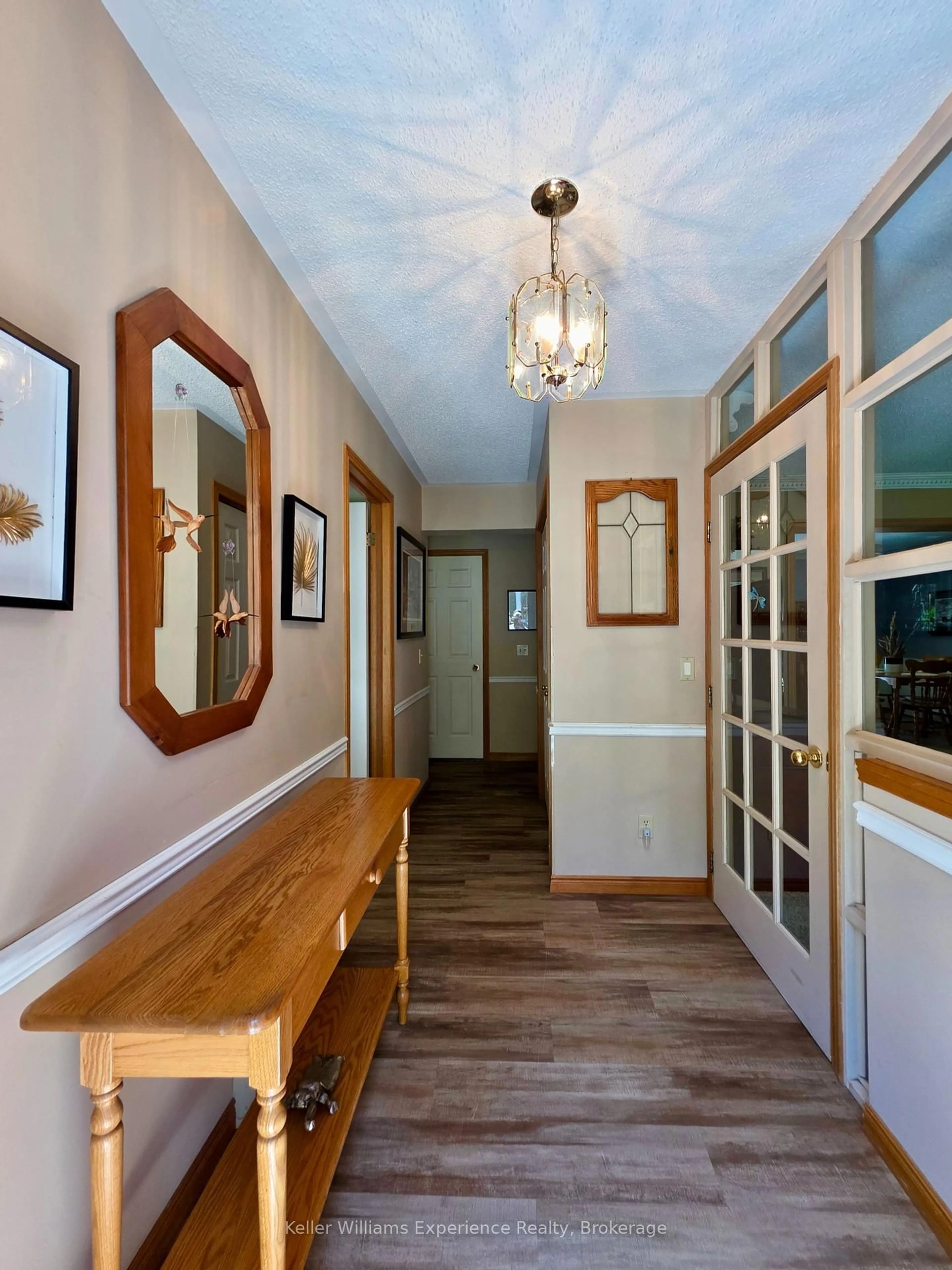 Indoor entryway for 1186 Falkenburg Rd, Bracebridge Ontario P1L 1X4