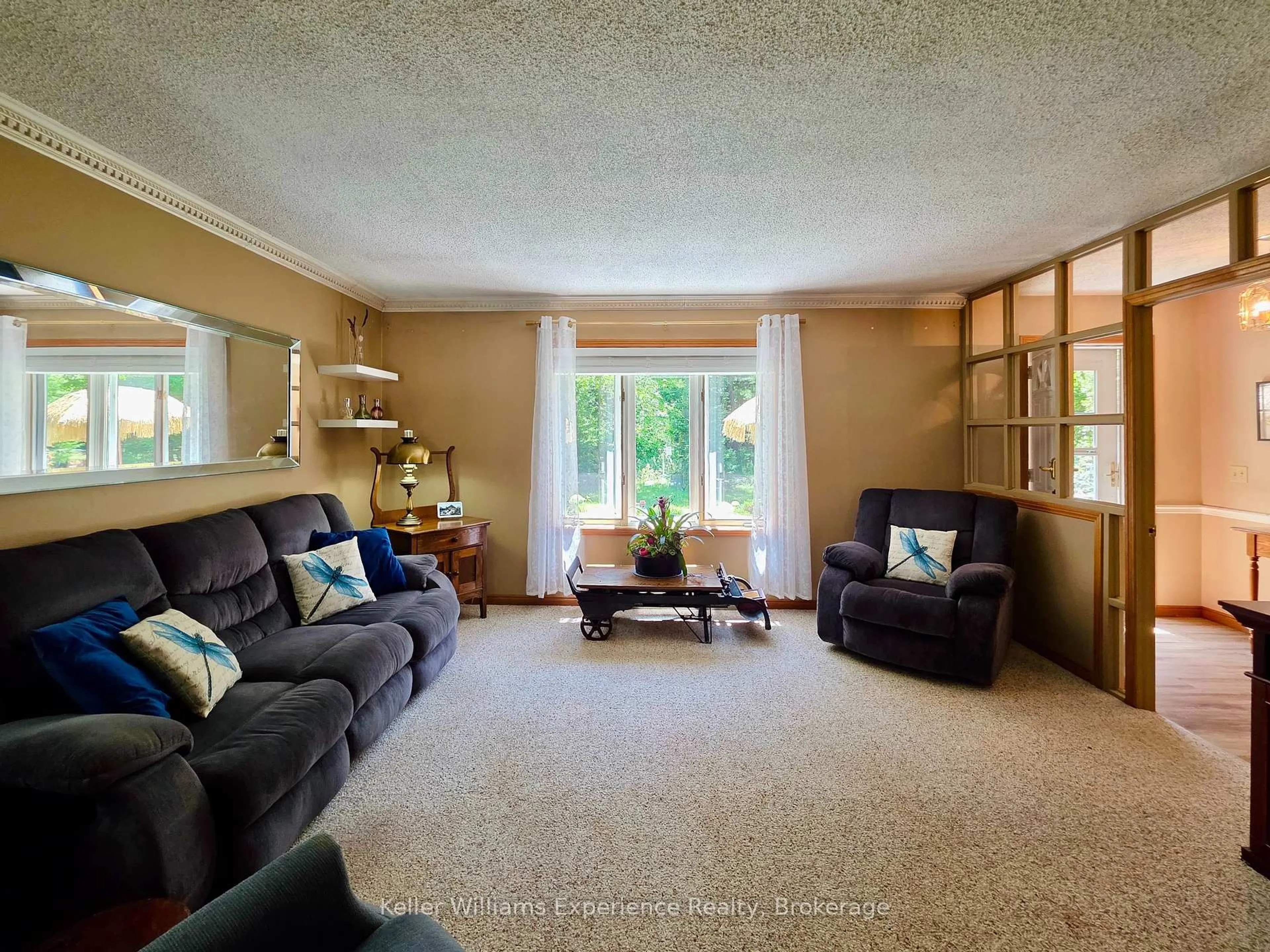 Living room with furniture, carpet floor for 1186 Falkenburg Rd, Bracebridge Ontario P1L 1X4