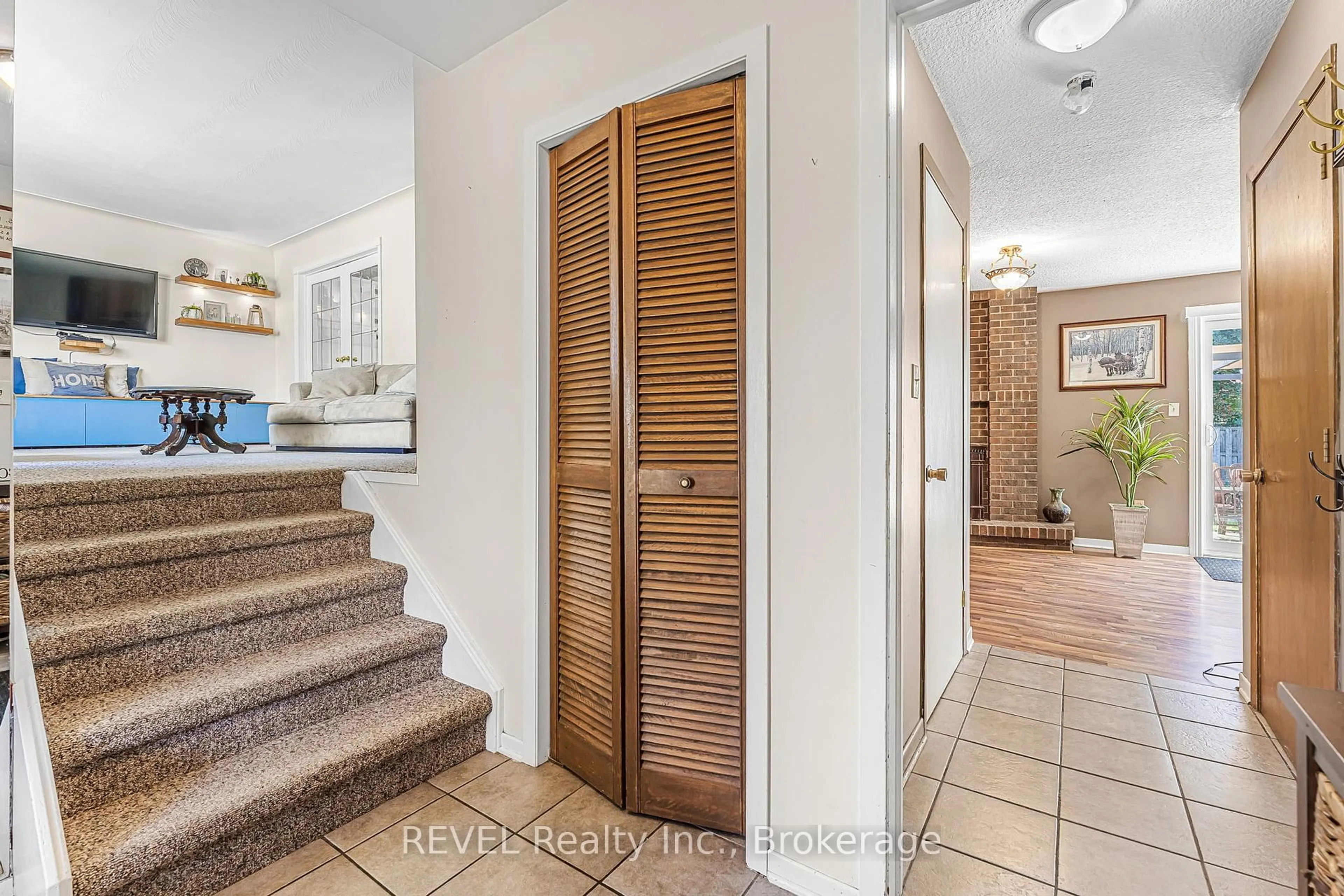 Indoor entryway for 22 Mccoll Dr, Welland Ontario L3C 3L7