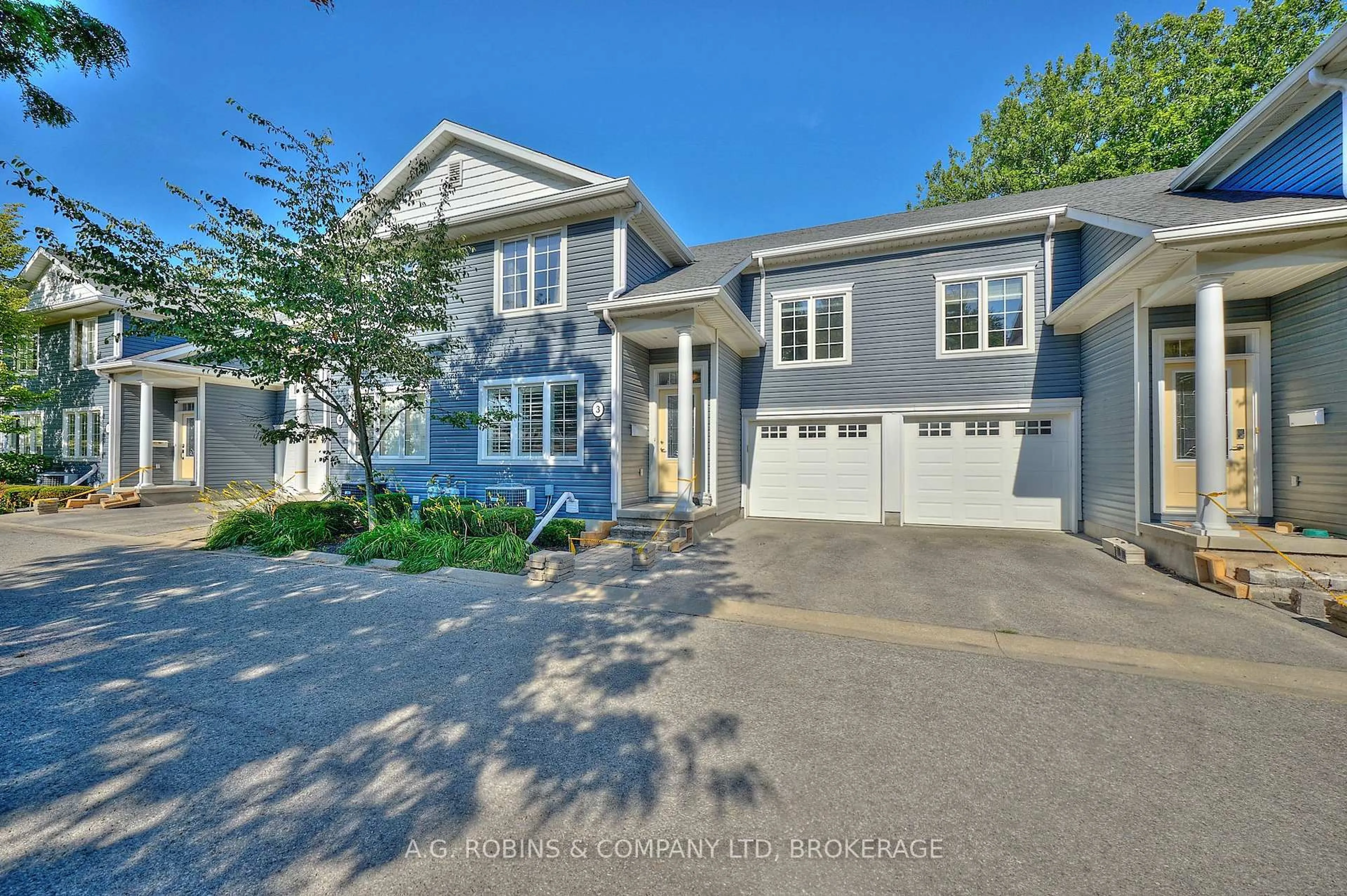 Home with vinyl exterior material, street for 495 Linwell Rd #3, St. Catharines Ontario L2M 2R2