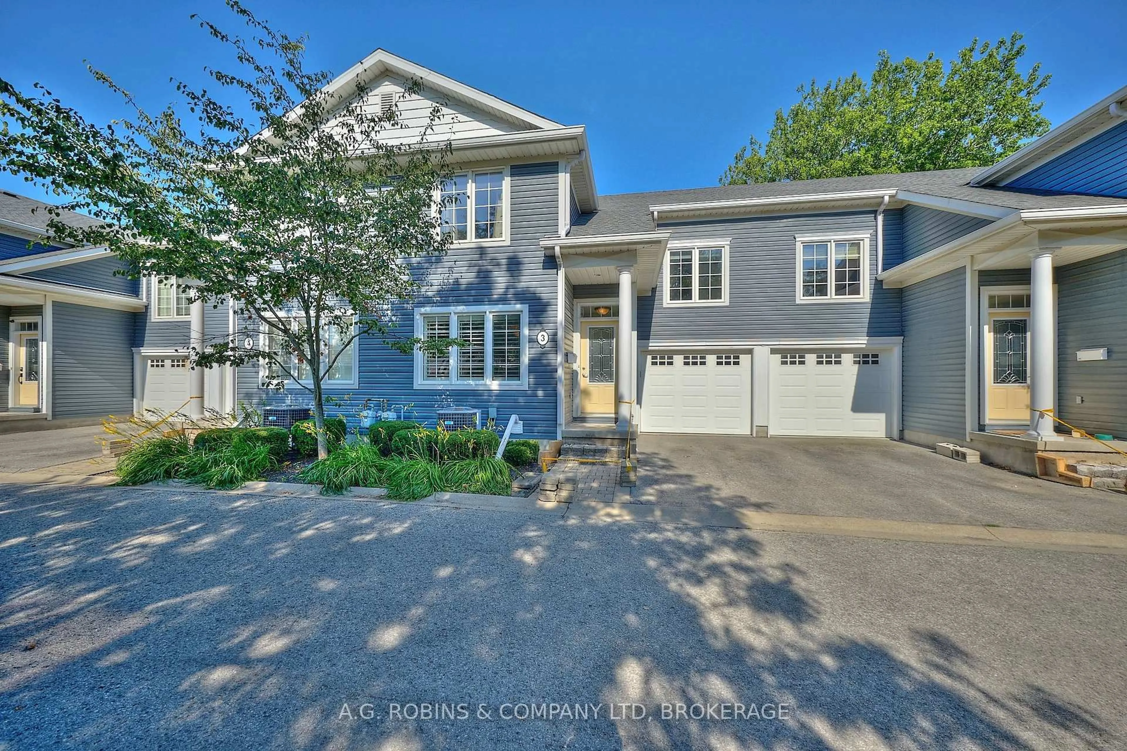 Home with vinyl exterior material, street for 495 Linwell Rd #3, St. Catharines Ontario L2M 2R2