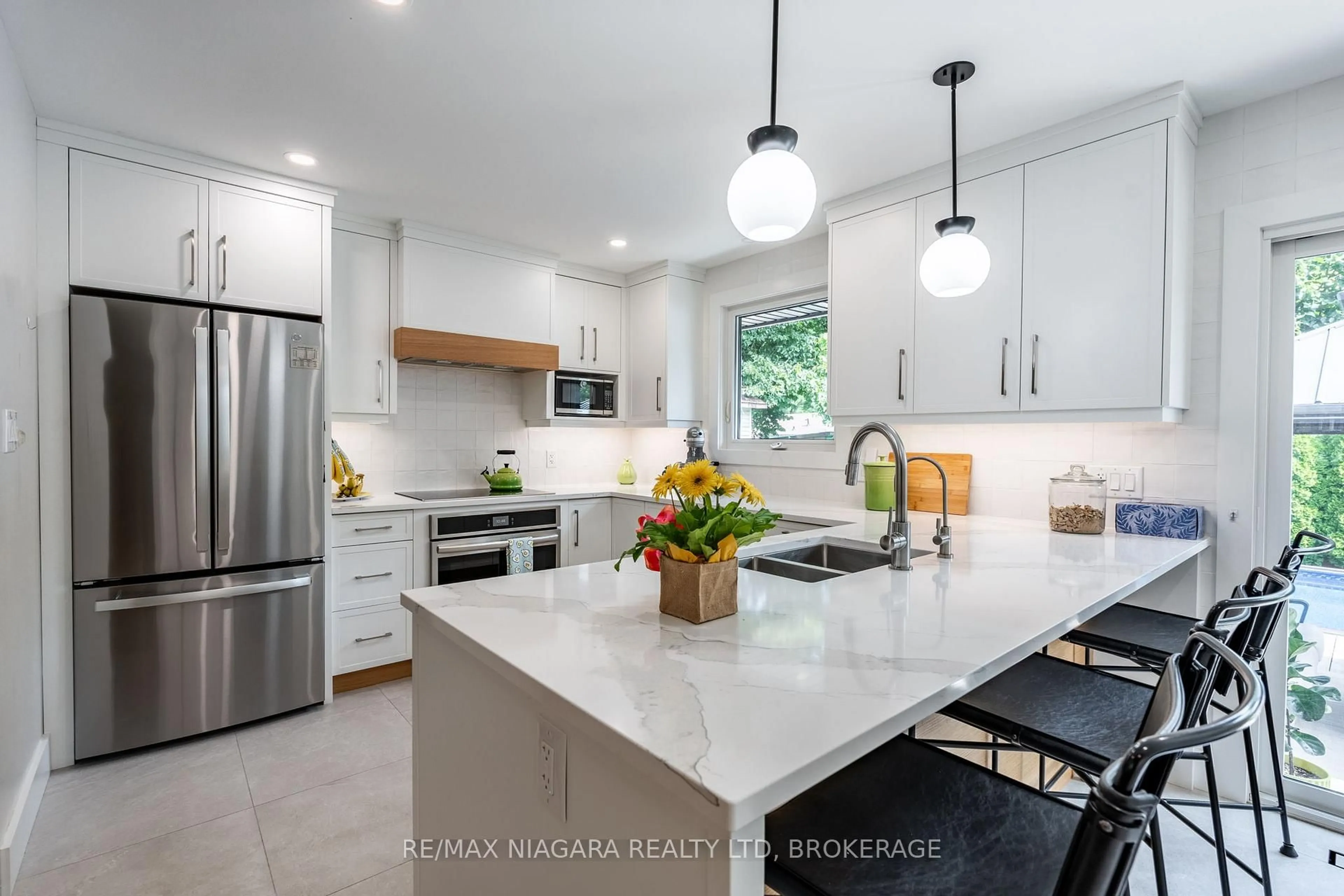 Contemporary kitchen, ceramic/tile floor for 4 Rosemount Crt, Grimsby Ontario L3M 4M2