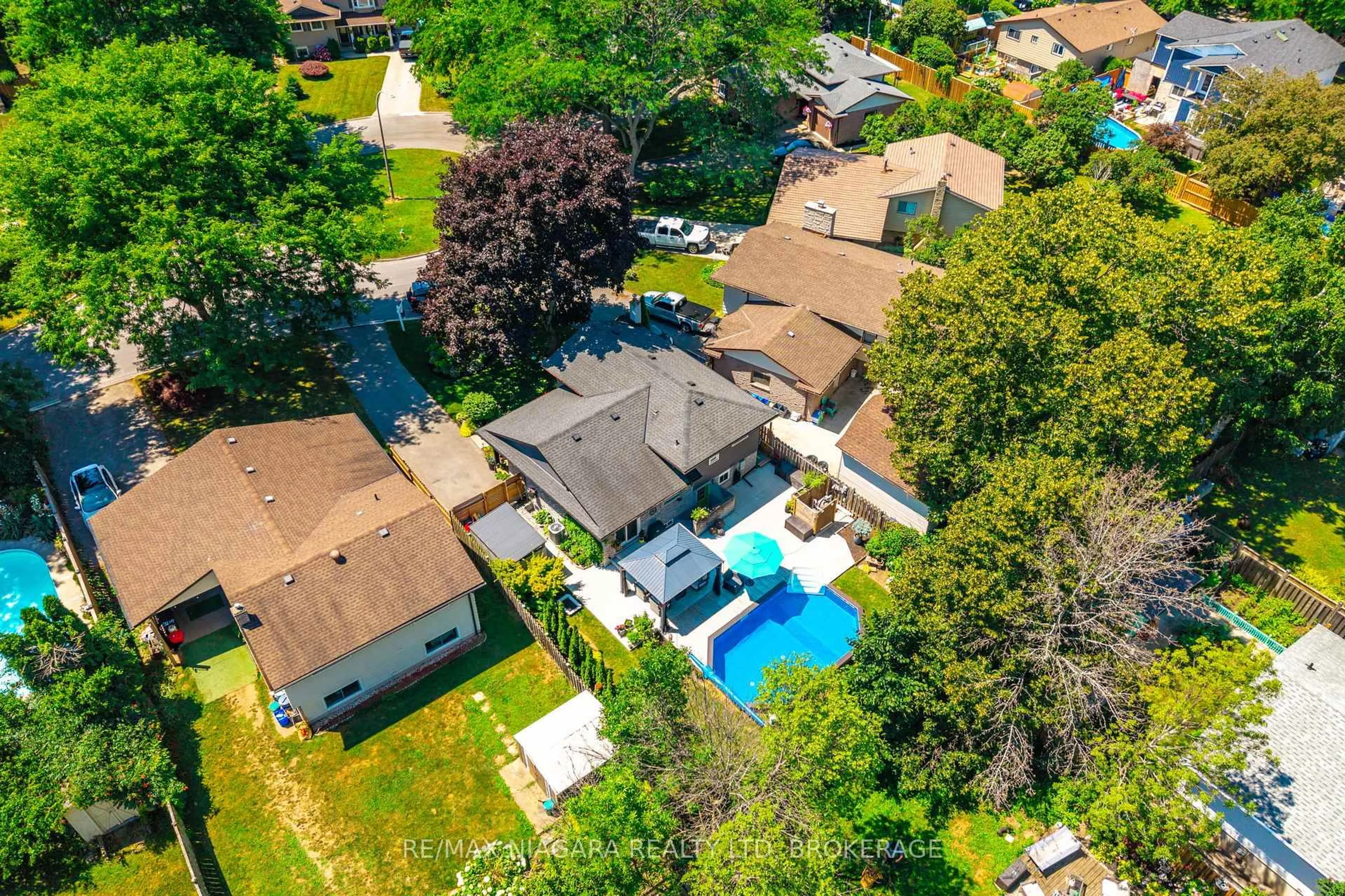 A pic from outside/outdoor area/front of a property/back of a property/a pic from drone, street for 4 Rosemount Crt, Grimsby Ontario L3M 4M2