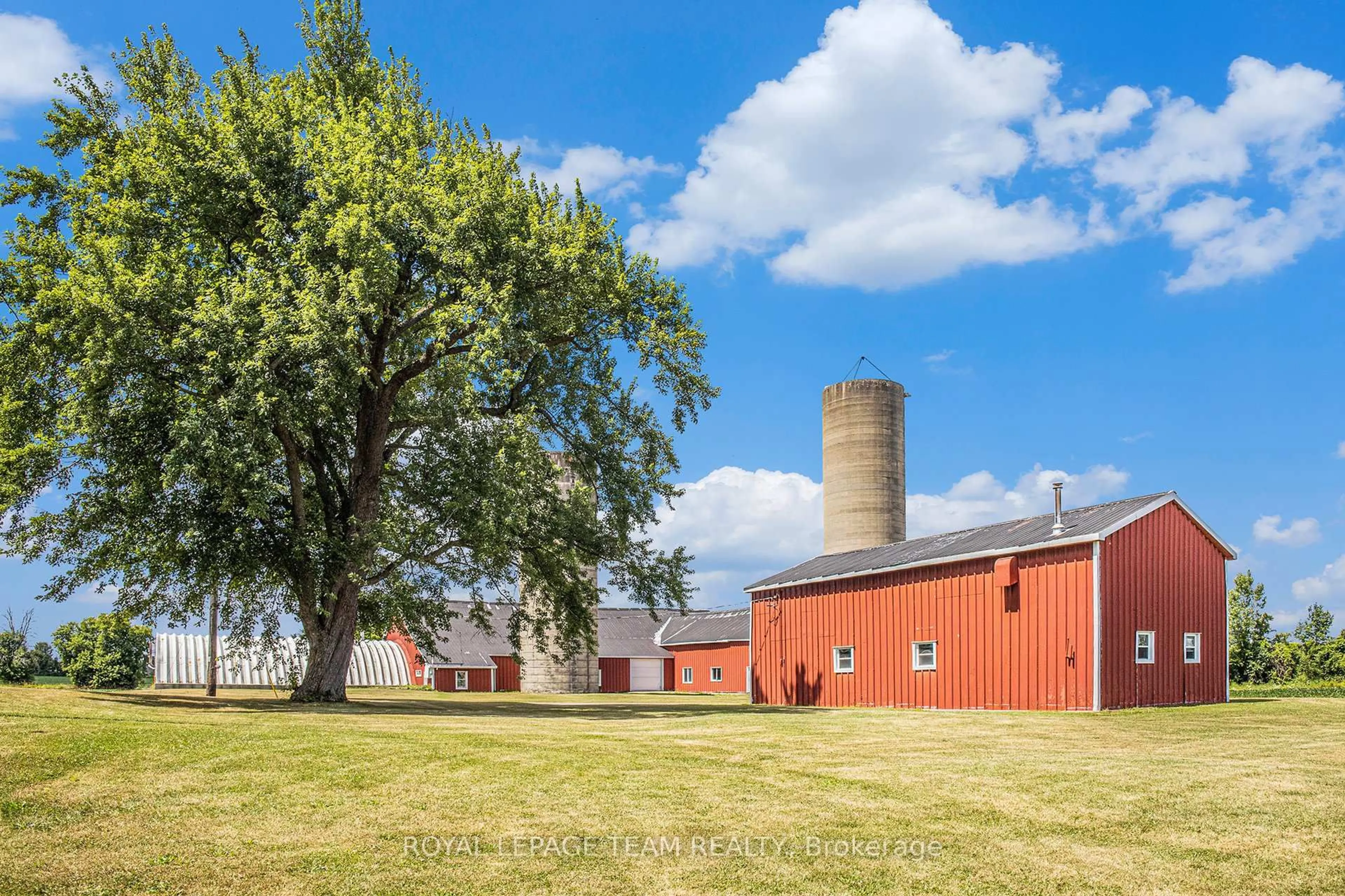 A pic from outside/outdoor area/front of a property/back of a property/a pic from drone, building for 7904 Bank St, Metcalfe Ontario K0A 2P0