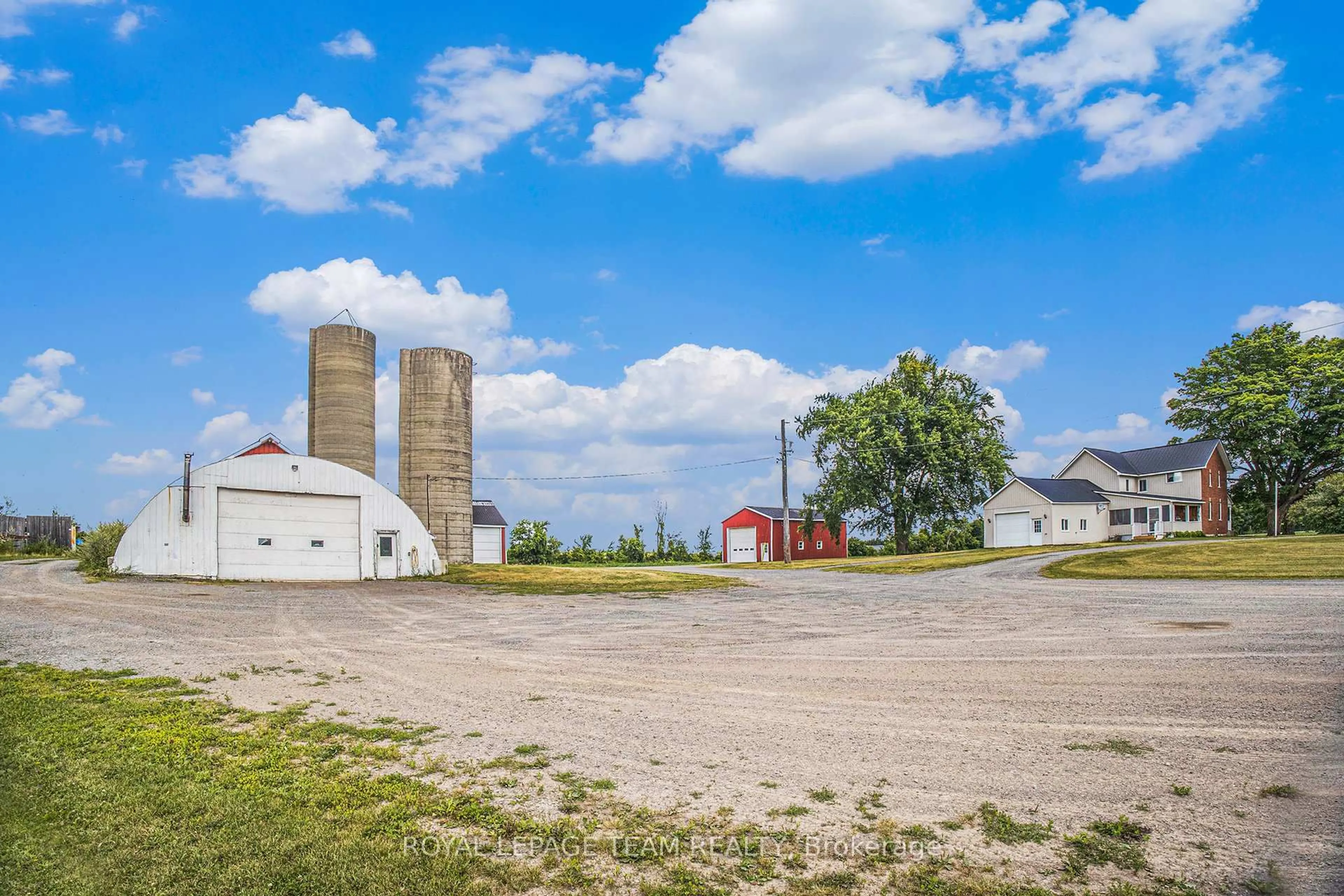 A pic from outside/outdoor area/front of a property/back of a property/a pic from drone, building for 7904 Bank St, Metcalfe Ontario K0A 2P0
