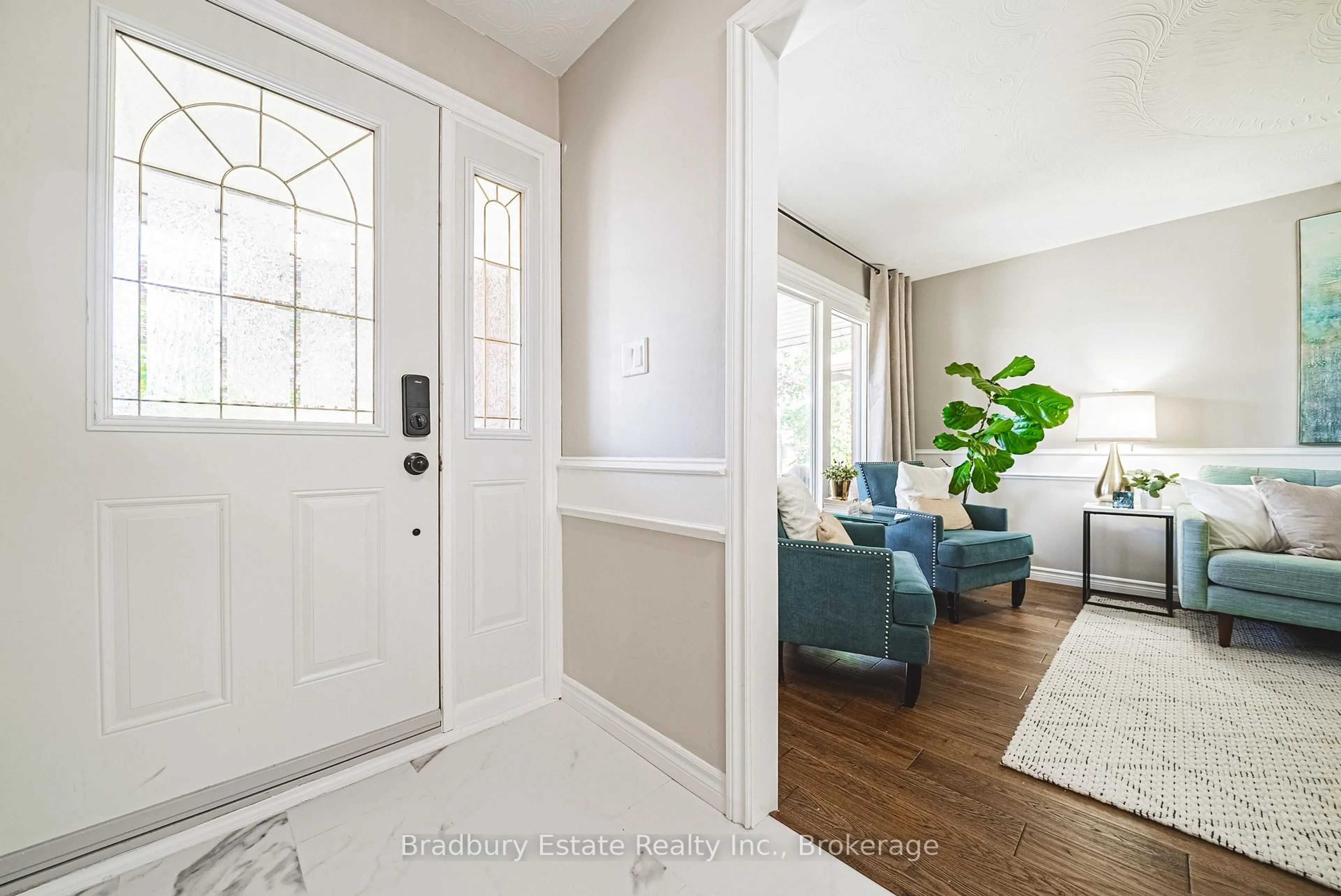 Indoor entryway for 11 Dydzak Crt, Hamilton Ontario L9B 1V9