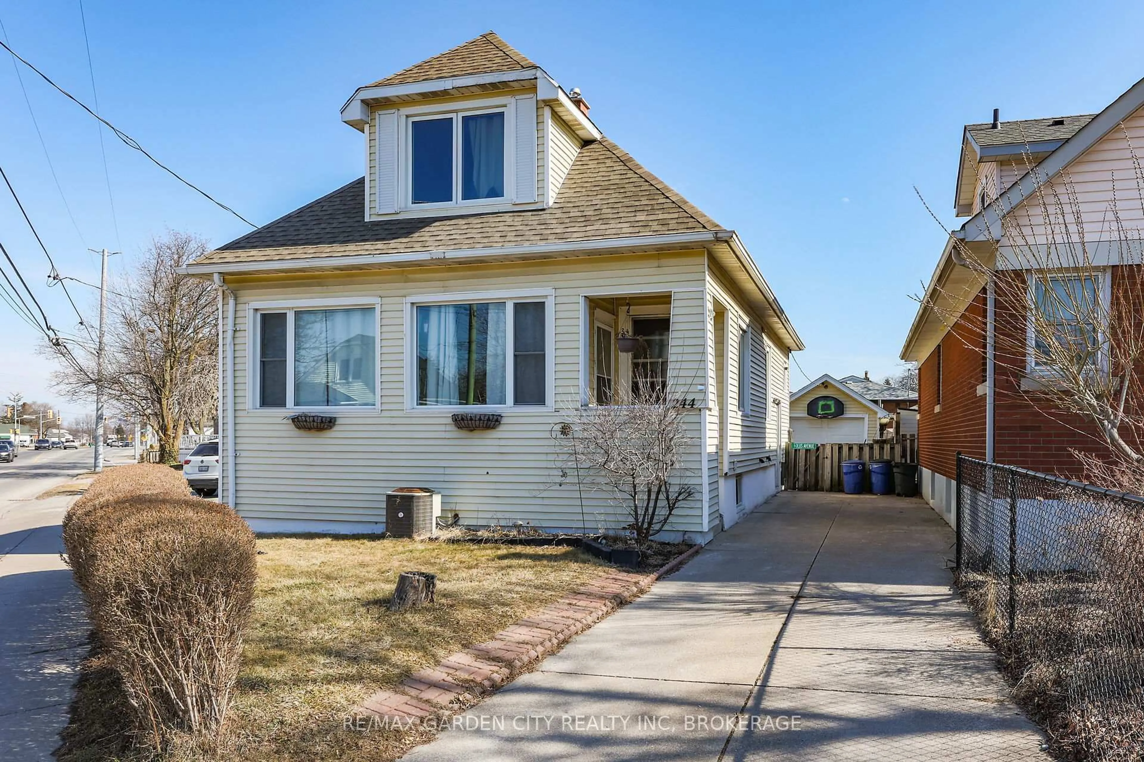 Home with vinyl exterior material, street for 244 Niagara St, St. Catharines Ontario L2M 4V6