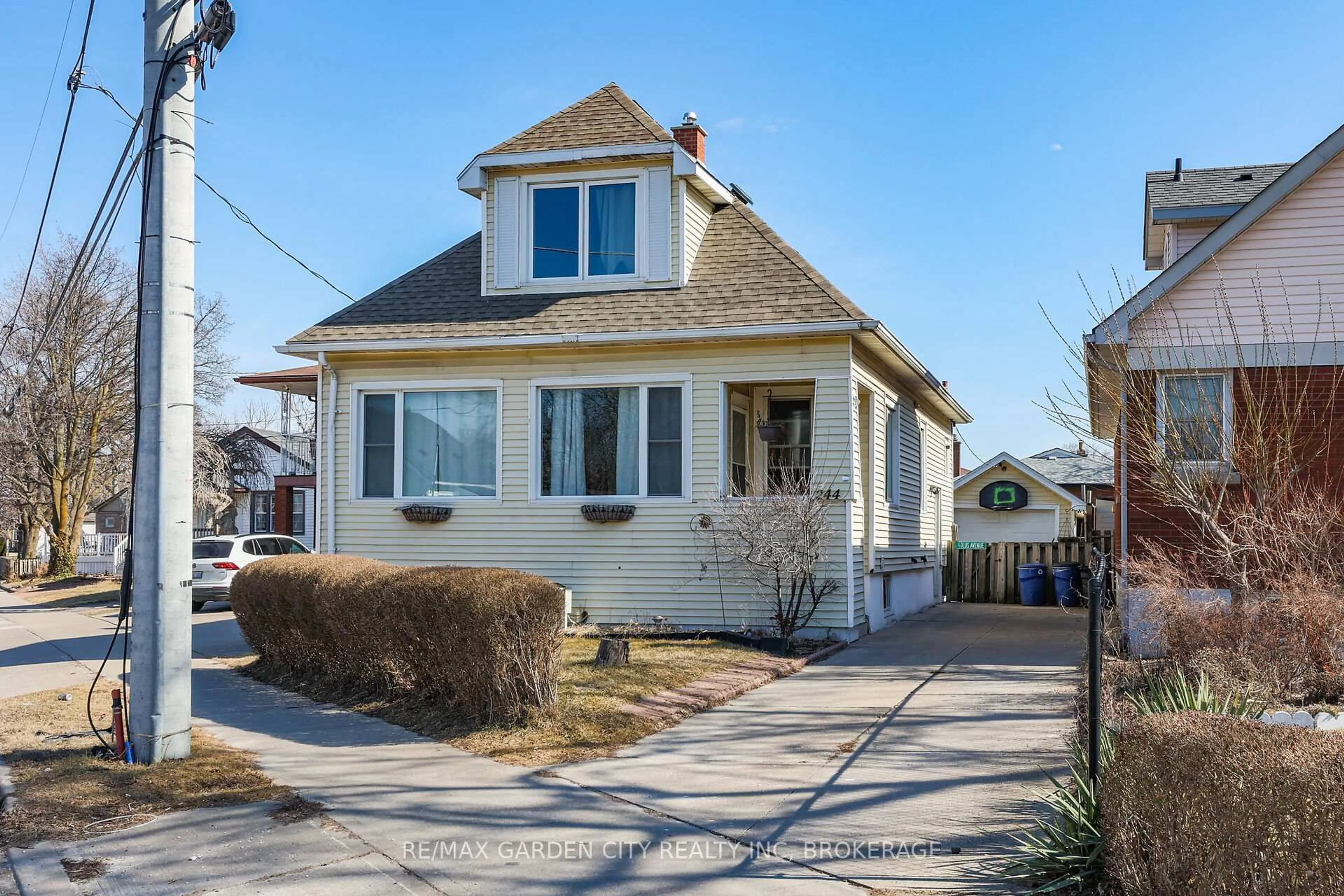 Home with vinyl exterior material, street for 244 Niagara St, St. Catharines Ontario L2M 4V6