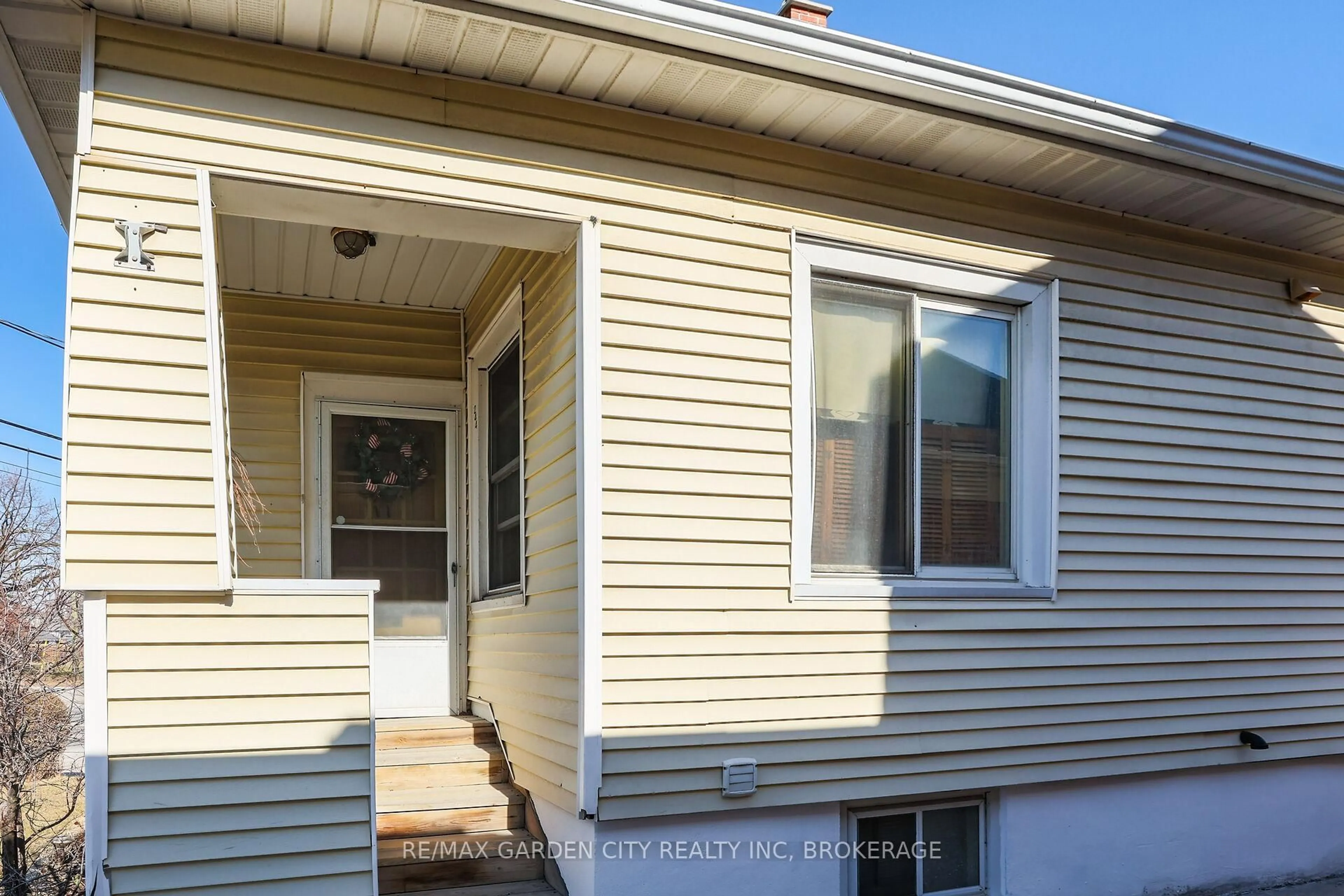 Home with vinyl exterior material, street for 244 Niagara St, St. Catharines Ontario L2M 4V6
