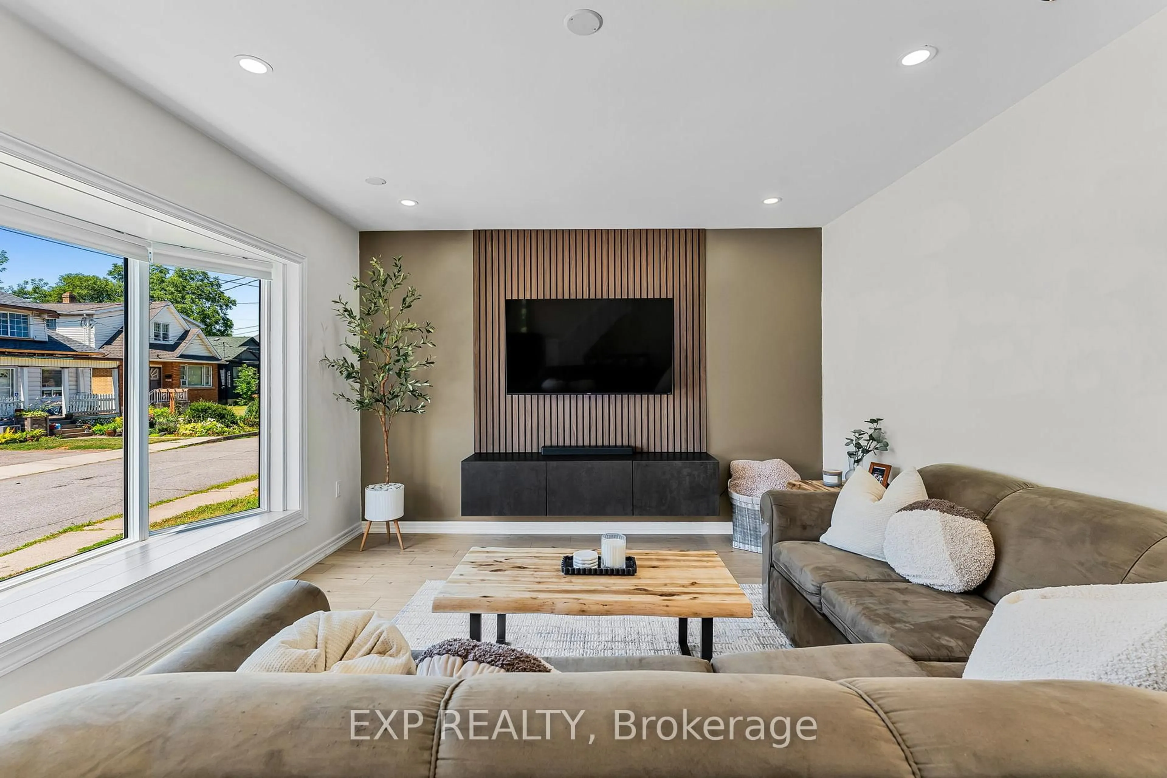 Home theater for 18 Elberta St, St. Catharines Ontario L2M 5M5