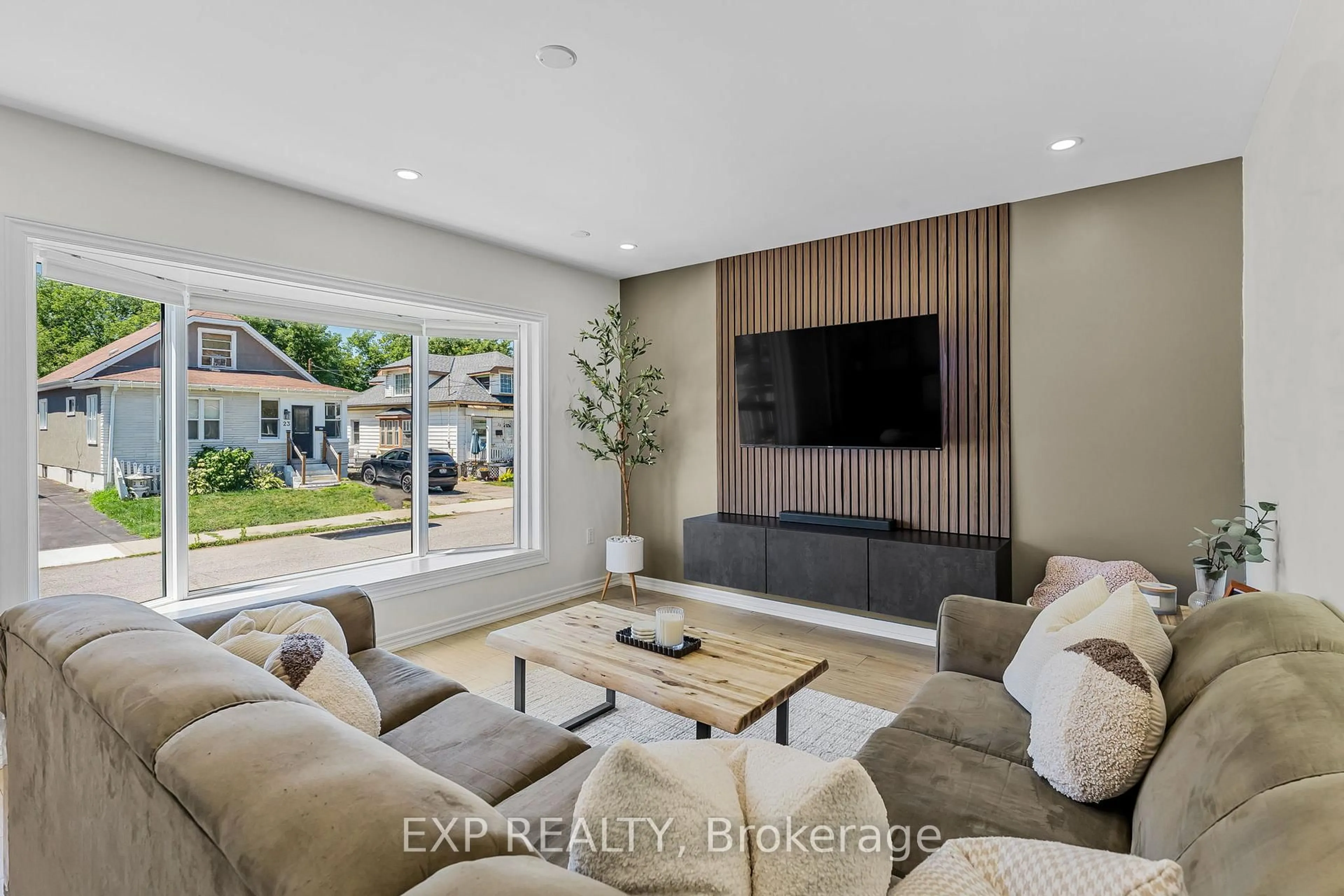 Home theater for 18 Elberta St, St. Catharines Ontario L2M 5M5