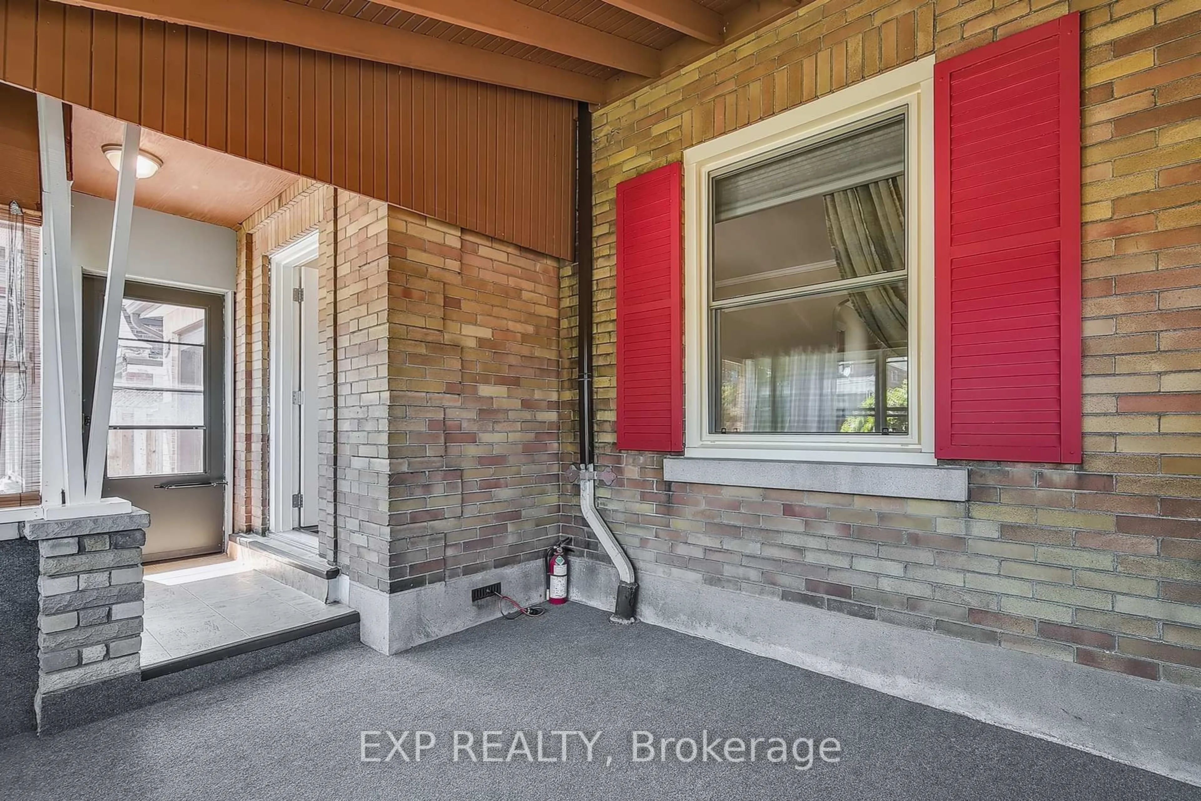 Indoor entryway for 29 Devitt Ave, Waterloo Ontario N2J 3E7